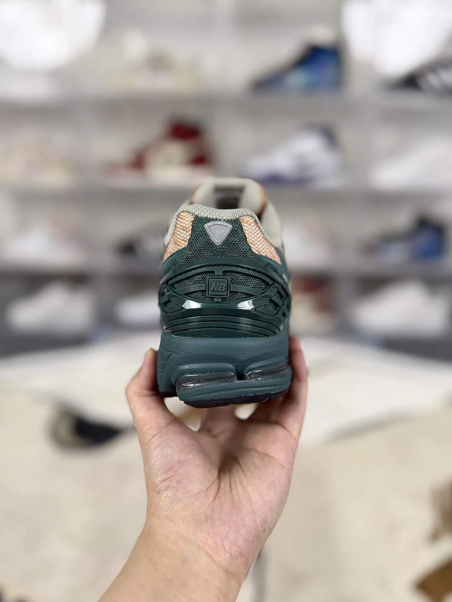 💰190 Z版纯原New Balance 1906 W 舒适百搭防滑耐磨 低帮 休闲跑步鞋 男女同款 绿橙 新百伦 ▪️New Balance以诞生于21世纪的科技跑鞋1906为蓝本，融合现代先锋科技与日常使用风格注入当代美学，革新演绎复古时尚。淋漓经典轮廓，致敬千福一代跑者的科技美学，1906R以现代设计语言还原初始配色，层次演绎时光更迭的魅力。 ▪️尺码：36-47（36 37 37.5 38 38.5 39.5 40 40.5 41.5 42 42.5 43 44 44.5 45 45.5 46.5 47） ▪️货号：U1906WFB