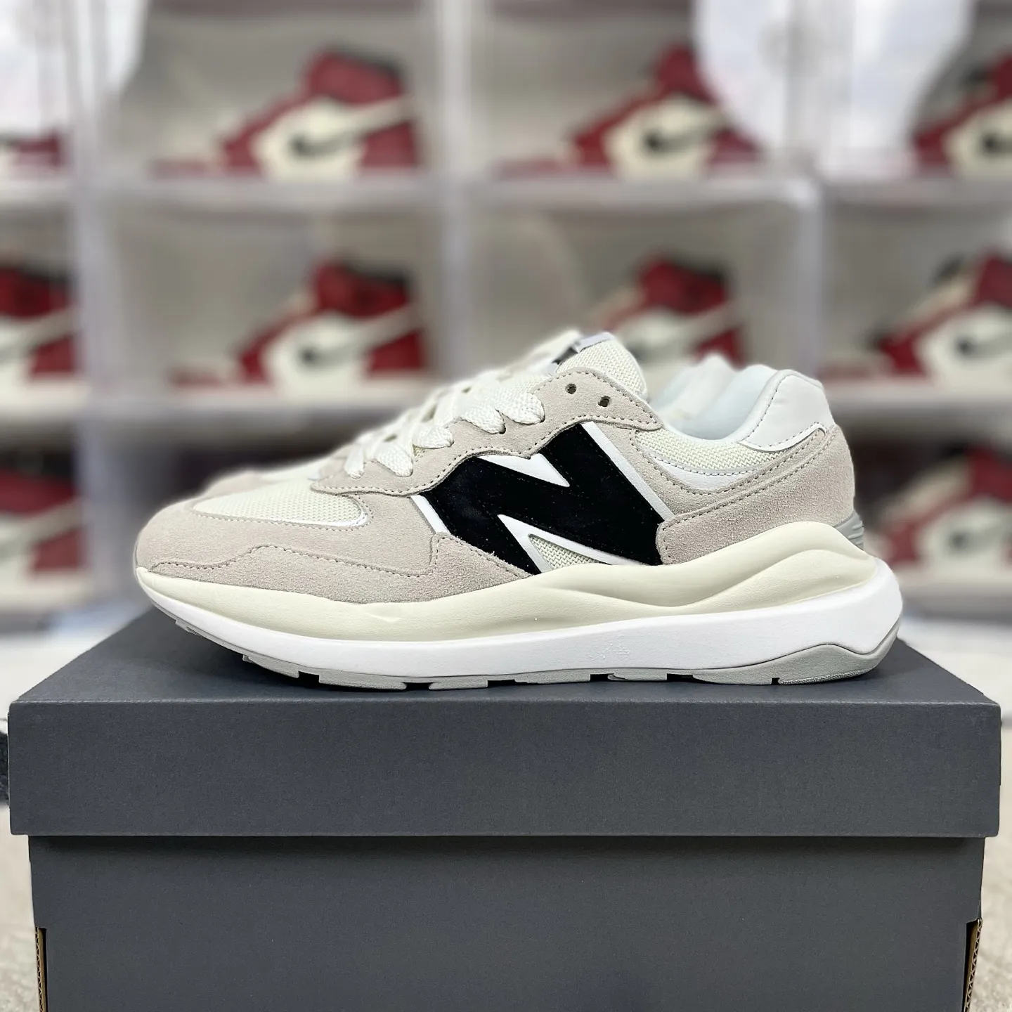 💰170 FX纯原New Balance NB 5740 复古 潮流 经典 皮革减震防滑耐磨 低帮 休闲跑步鞋 男女款 灰白黑 新百伦 ▪️NB5740跑鞋是一款集复古美学与现代科技于一身的鞋款。鞋面材质采用麂皮与网布的组合，左右脚材质差异化的设计（如翻毛皮与滑皮拼接），带来独特层次感。同时，鞋面上的反光N字Logo既呼应了90年代复古美学，又融入了现代潮流元素。中底采用泡沫与橡胶组合，提供了卓越的缓震效果，有效减少运动时对脚部的冲击力。网眼设计增强了透气性，搭配宽版鞋型，使得鞋子在保持包裹性的同时，也能确保穿着时的舒适度。无论是湿滑的路面还是干燥的环境，NB5740都能提供稳定的支撑和保护。其防滑外底和耐磨材质的设计，让鞋子在各种地形下都能保持出色的抓地力。无论是健身房锻炼还是户外跑步，NB5740都能轻松应对。其简约而不失时尚的外观设计，使得NB5740在日常休闲逛街时也同样引人注目。 ▪️尺码：36-45（36 37 37.5 38 38.5 39.5 40 40.5 41.5 42 42.5 43 44 44.5 45） ▪️货号：M5740CBC