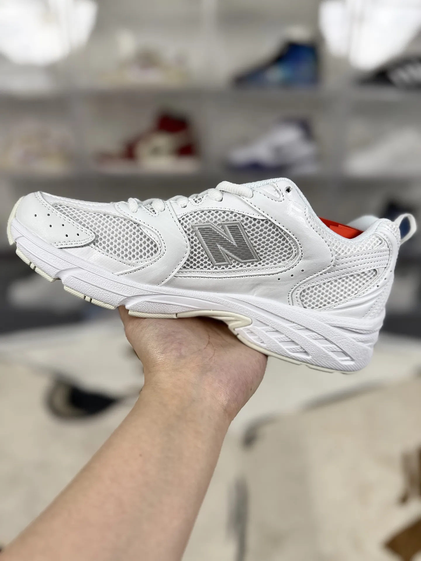 💰170 GS纯原New Balance NB 530 ABZORB 舒适 简约 网布减震防滑耐磨 低帮 休闲跑步鞋 男女同款 白色 新百伦 ▪️全新 New Balance 530 以极具复古风范的网面老爹鞋外观呈现。设计上全鞋以简约清爽的配色作基底,鞋身覆盖大面积织物网眼材质,并于鞋头、鞋带孔眼片等细节处点缀对比鲜明的反光银镀层凸显。鞋舌、侧身等位置则辅以一贯的“N”字标志和品牌徽标彰显身份,最后通过搭载的 ABZORB 缓震中底完善整体造型。 ▪️尺码:36-45(36 37 37.5 38 38.5 39.5 40 40.5 41.5 42 42.5 43 44 44.5 45) ▪️货号:MR530FW1