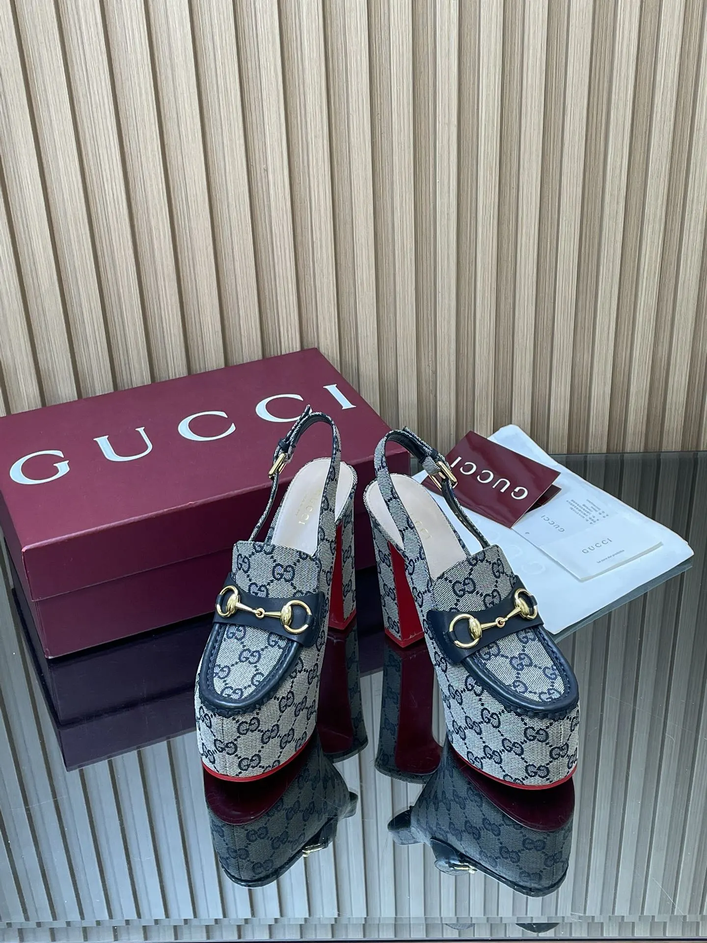 2026早春系列Gucci/古奇🔥新品🆕撞色红底🔥防水台马鞍扣 马衔扣 厚底后系带乐福鞋🆕老花G布单鞋💰350🔥高跟厚底防水台慕勒凉鞋，鞋柜必备款 原版套楦 高端品质👍 典藏图案继续在Guucci全新系列中大放异彩。全新系列匠心呈献马衔扣配件，彰显品牌马术传承。这款女士后系带鞋采用‼️大红撞色底‼️高跟点睛亮眼设计，打造稳固而舒适的穿着体验，浅金色调配件，踝部可调节搭扣开合方便穿搭💋✌️ 面料：进口GG老花帆布+牛皮 原版1:1定制五金 内里： 羊皮垫脚 大底：意大利真皮大底 跟高：后高跟14cm 前防水台：5cm 码数：35-42（404142订） 包装：全套原版高端包装 意大利创作