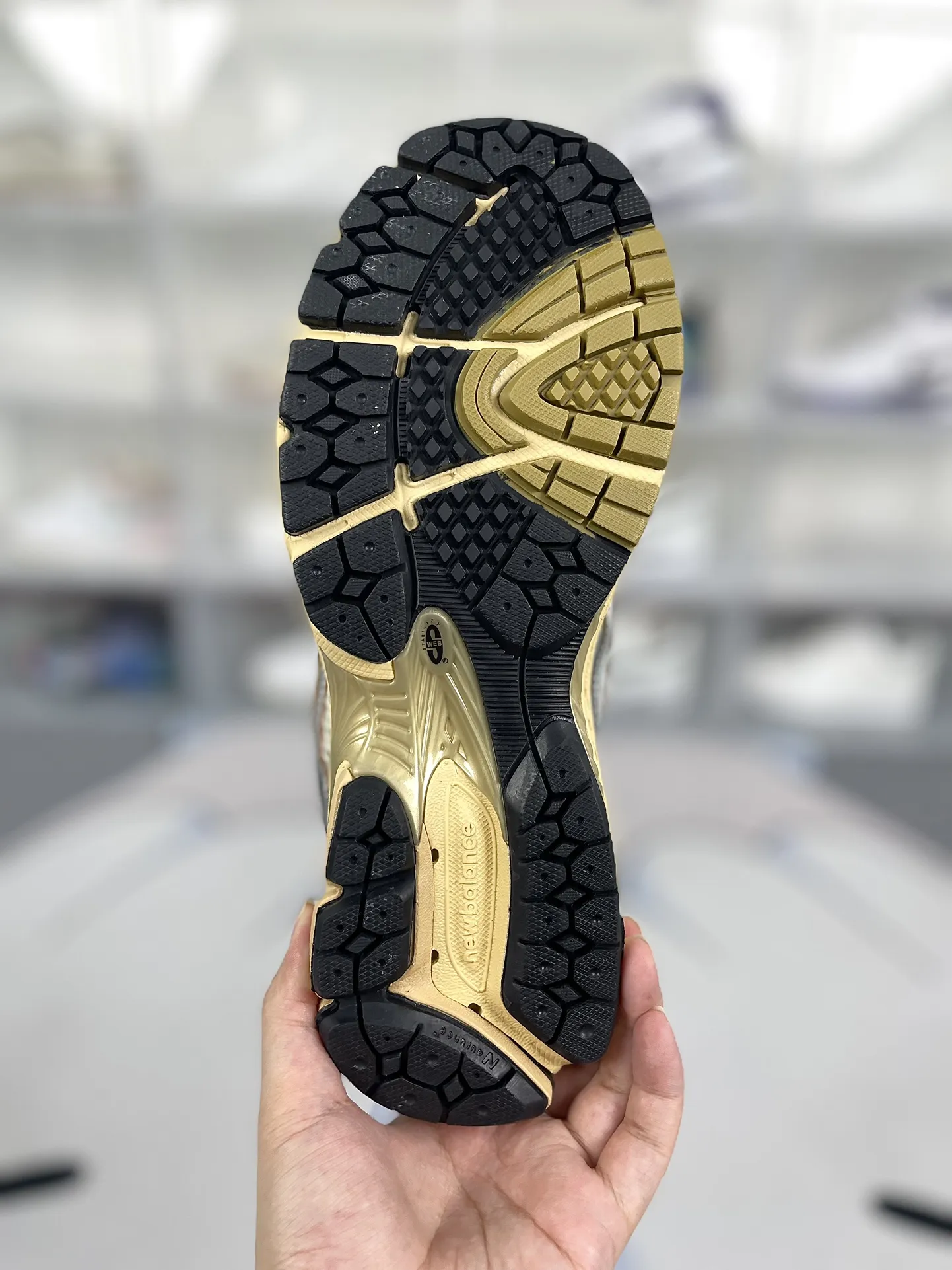 💰190 Z版纯原New Balance NB 1906R 复古潮流舒适透气增高 低帮 休闲跑步鞋 男女同款 米黑银 新百伦 ▪️New Balance以诞生于21世纪的科技跑鞋1906为蓝本,融合现代先锋科技与日常使用风格注入当代美学,革新演绎复古时尚。淋漓经典轮廓,致敬千福一代跑者的科技美学,1906R以现代设计语言还原初始配色,层次演绎时光更迭的魅力。 ▪️尺码:36-45(36 37 37.5 38 38.5 39.5 40 40.5 41.5 42 42.5 43 44 44.5 45) ▪️货号:M1906RAV