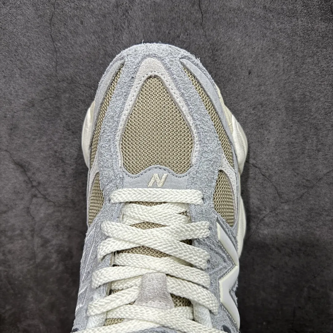 💰240【纯原版】 New Balance NB9060 联名款 复古休闲运动慢跑鞋 U9060440 全套原楦原纸板原厂数据开发 进口三明治网面 原装进口翻毛皮料正确绒感卡色 正确中底拉帮中底网布细节 原厂标裁 带紫光防伪 定制后跟透明水晶模块 冲裁组合 大底贴合程度胶水上色把控完美 整洁度挑战全网艺术家 多道序QC把关品质完善 匠心打造 耗时两个月开发完成 工艺极其复杂难度可想而知 新开独立私模大底 全网唯一正确六层组合大底 高端零售专供产物 Size：36 37 37.5 38 38.5 39.5 40 40.5 41.5 42 42.5 43 44 45 46.5 编码：JPC290300