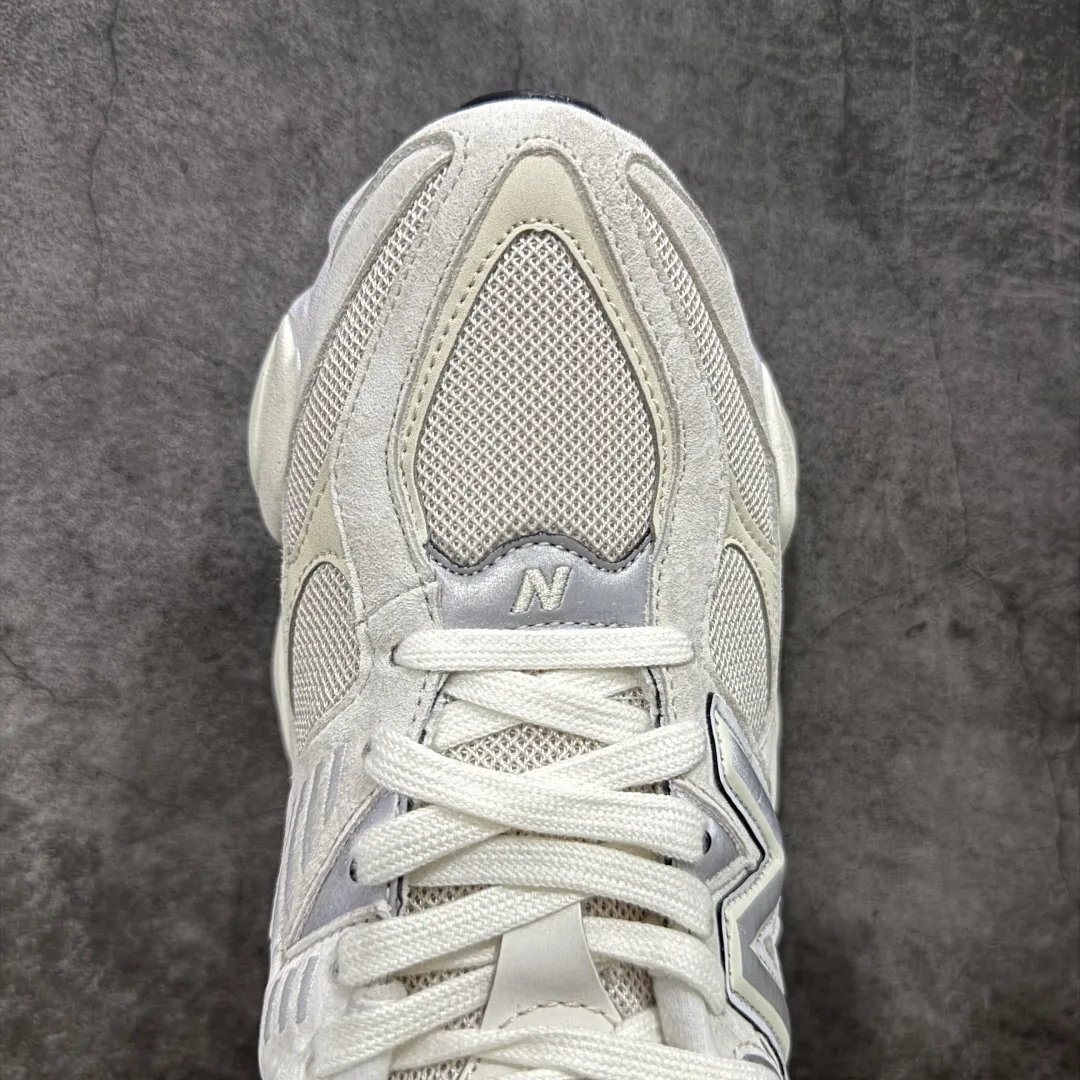💰240 【纯原版】 New Balance NB9060 联名款 复古休闲运动慢跑鞋 米色U9060WHT 全套原楦原纸板原厂数据开发 进口三明治网面 原装进口翻毛皮料正确绒感卡色 正确中底拉帮中底网布细节 原厂标裁 带紫光防伪 定制后跟透明水晶模块 冲裁组合 大底贴合程度胶水上色把控完美 整洁度挑战全网艺术家 多道序QC把关品质完善 匠心打造 耗时两个月开发完成 工艺极其复杂难度可想而知 新开独立私模大底 全网唯一正确六层组合大底 高端零售专供产物 Size:36 37 37.5 38 38.5 39.5 40 40.5 41.5 42 42.5 43 44 45 46.5 编码:JPC290300