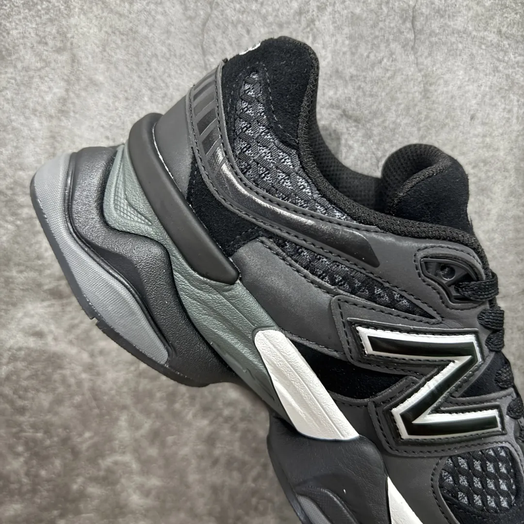 💰240【纯原版】 New Balance NB9060 联名款 复古休闲运动慢跑鞋 黑白色U9060PNR 全套原楦原纸板原厂数据开发 进口三明治网面 原装进口翻毛皮料正确绒感卡色 正确中底拉帮中底网布细节 原厂标裁 带紫光防伪 定制后跟透明水晶模块 冲裁组合 大底贴合程度胶水上色把控完美 整洁度挑战全网艺术家 多道序QC把关品质完善 匠心打造 耗时两个月开发完成 工艺极其复杂难度可想而知 新开独立私模大底 全网唯一正确六层组合大底 高端零售专供产物 Size：36 37 37.5 38 38.5 39.5 40 40.5 41.5 42 42.5 43 44 45 46.5 编码：JPC290300
