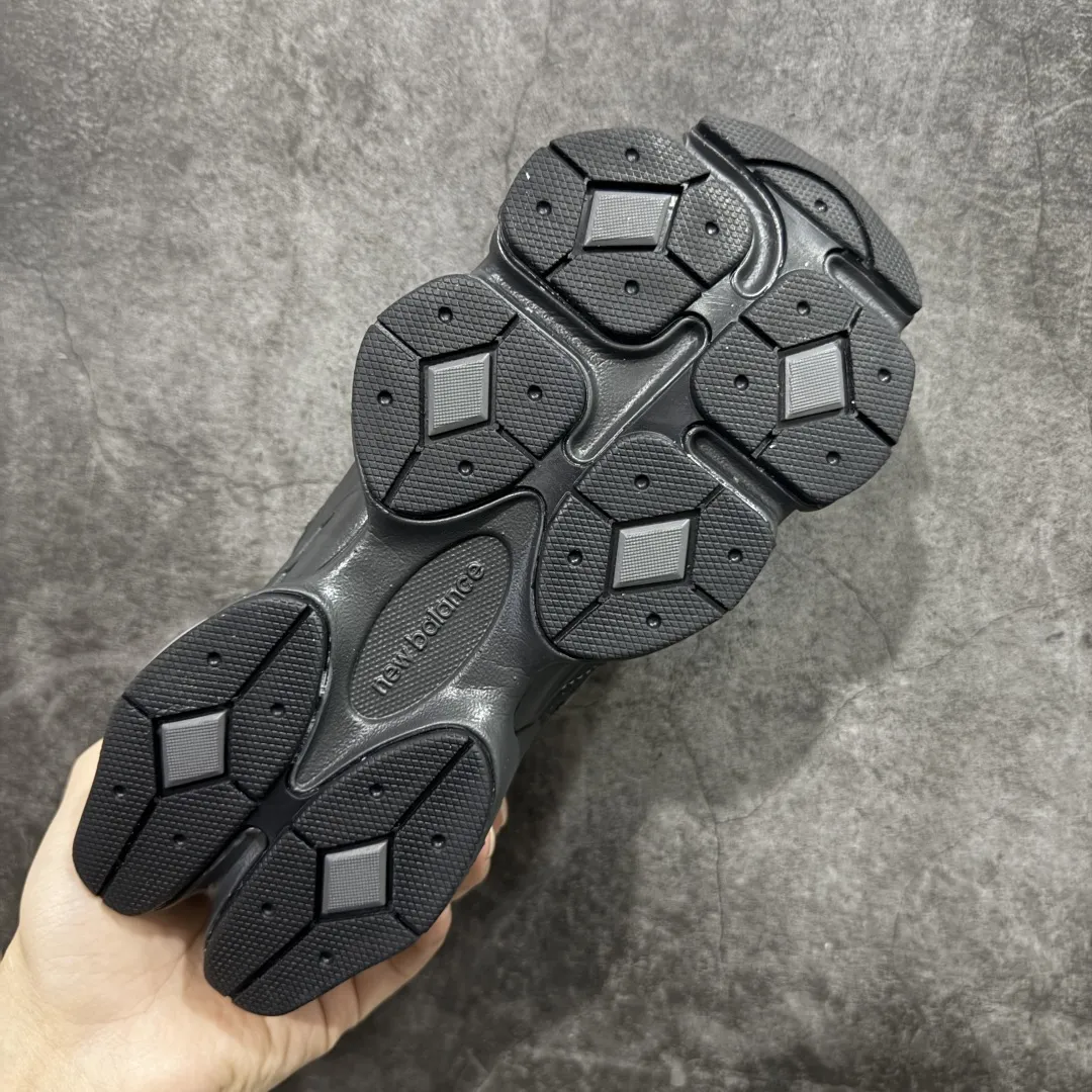 💰240【纯原版】 New Balance NB9060 联名款 复古休闲运动慢跑鞋 U906079E 全套原楦原纸板原厂数据开发 进口三明治网面 原装进口翻毛皮料正确绒感卡色 正确中底拉帮中底网布细节 原厂标裁 带紫光防伪 定制后跟透明水晶模块 冲裁组合 大底贴合程度胶水上色把控完美 整洁度挑战全网艺术家 多道序QC把关品质完善 匠心打造 耗时两个月开发完成 工艺极其复杂难度可想而知 新开独立私模大底 全网唯一正确六层组合大底 高端零售专供产物 尺码Size：36 37 37.5 38 38.5 39.5 40 40.5 41.5 42 42.5 43 44 45 46.5 编码：JPC290300