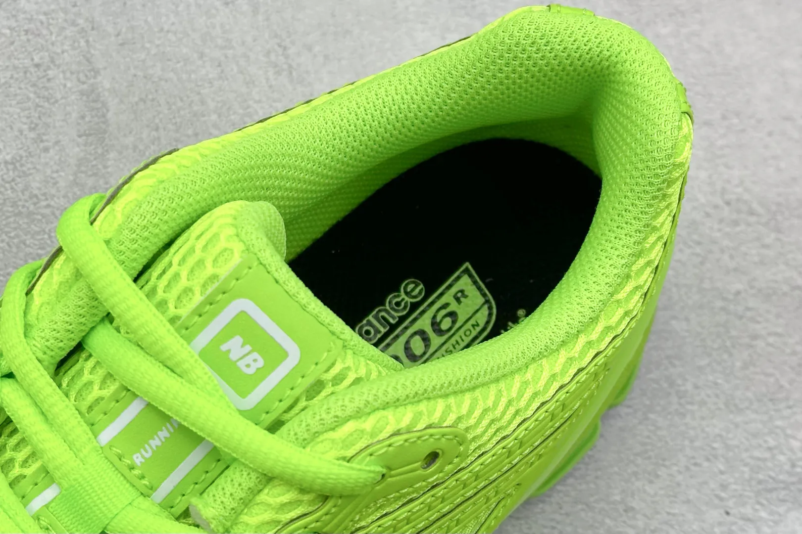 💰220 C版 New Balance 1906系列复古老爹风休闲运动慢跑鞋 #采用轻质牛剖革拼接透气网眼衬垫织物鞋面材质 T-Beam大底提供足步弓支撑,保持步态稳定 后跟搭载外露缓震胶 货号:M1906RAA 尺码:36 37 37.5 38 38.5 39 40 40.5 41 42 42.5 43 44 44.5 45 46.5 编码:33