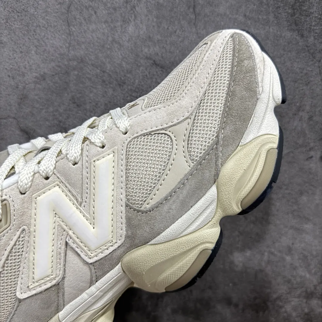 💰240【纯原版】 New Balance NB9060 联名款 复古休闲运动慢跑鞋 米灰色U9060JBC 全套原楦原纸板原厂数据开发 进口三明治网面 原装进口翻毛皮料正确绒感卡色 正确中底拉帮中底网布细节 原厂标裁 带紫光防伪 定制后跟透明水晶模块 冲裁组合 大底贴合程度胶水上色把控完美 整洁度挑战全网艺术家 多道序QC把关品质完善 匠心打造 耗时两个月开发完成 工艺极其复杂难度可想而知 新开独立私模大底 全网唯一正确六层组合大底 高端零售专供产物 Size：36 37 37.5 38 38.5 39 40 40.5 41 42 42.5 43 44 45 46.5 编码：JP270300