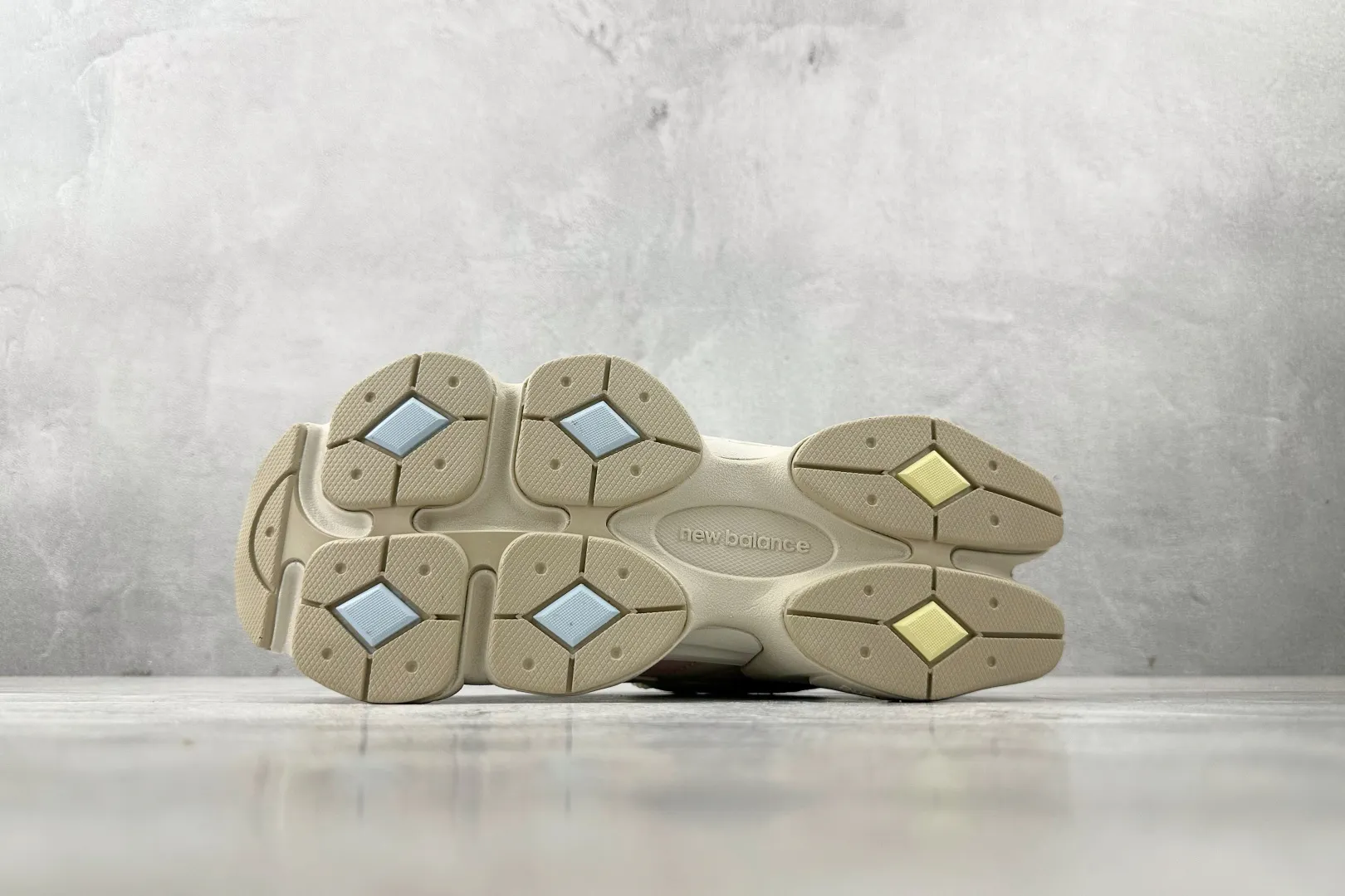 💰240 C版 纯原 大厂出品 新百伦9060 New Balance NB 9060 米粉 货号: U9060JDP 尺码:36 37 37.5 38 38.5 39.5 40 40.5 41.5 42 42.5 43 44 44.5 45 46 46.5 编码:33