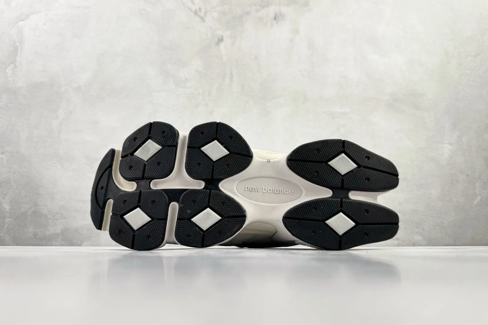 💰240 C 版纯原 大厂出品 New Balance NB 9060 灰银 货号: U9060JRB 尺码:36 36.5 37 38.5 39 40 40.5 41 42 42.5 43 44 44.5 45 46 46.5 编码:33