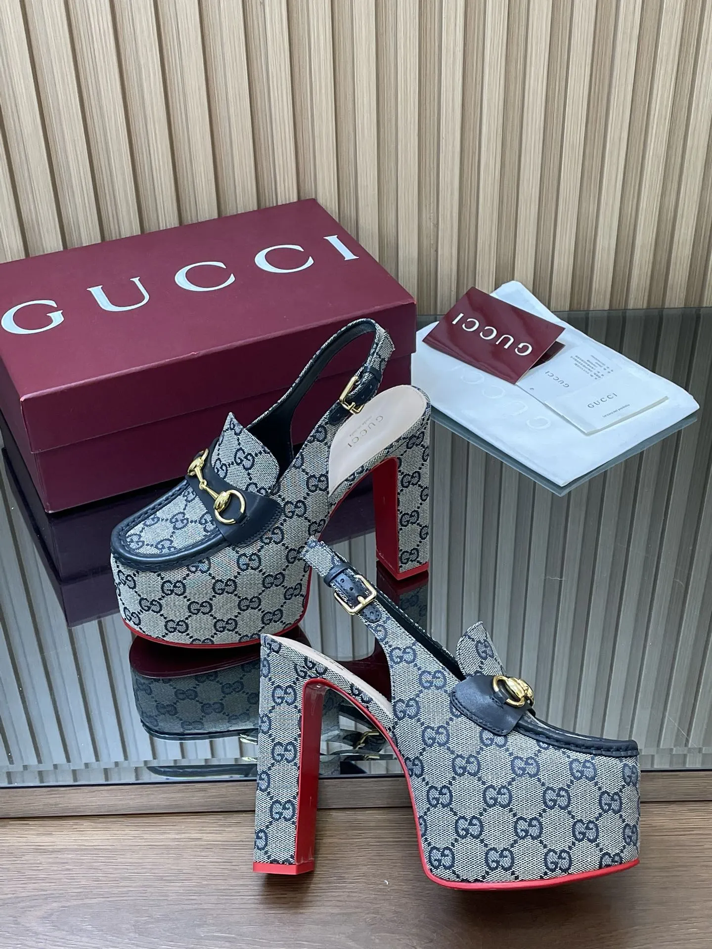 2026早春系列Gucci/古奇🔥新品🆕撞色红底🔥防水台马鞍扣 马衔扣 厚底后系带乐福鞋🆕老花G布单鞋💰350🔥高跟厚底防水台慕勒凉鞋，鞋柜必备款 原版套楦 高端品质👍 典藏图案继续在Guucci全新系列中大放异彩。全新系列匠心呈献马衔扣配件，彰显品牌马术传承。这款女士后系带鞋采用‼️大红撞色底‼️高跟点睛亮眼设计，打造稳固而舒适的穿着体验，浅金色调配件，踝部可调节搭扣开合方便穿搭💋✌️ 面料：进口GG老花帆布+牛皮 原版1:1定制五金 内里： 羊皮垫脚 大底：意大利真皮大底 跟高：后高跟14cm 前防水台：5cm 码数：35-42（404142订） 包装：全套原版高端包装 意大利创作