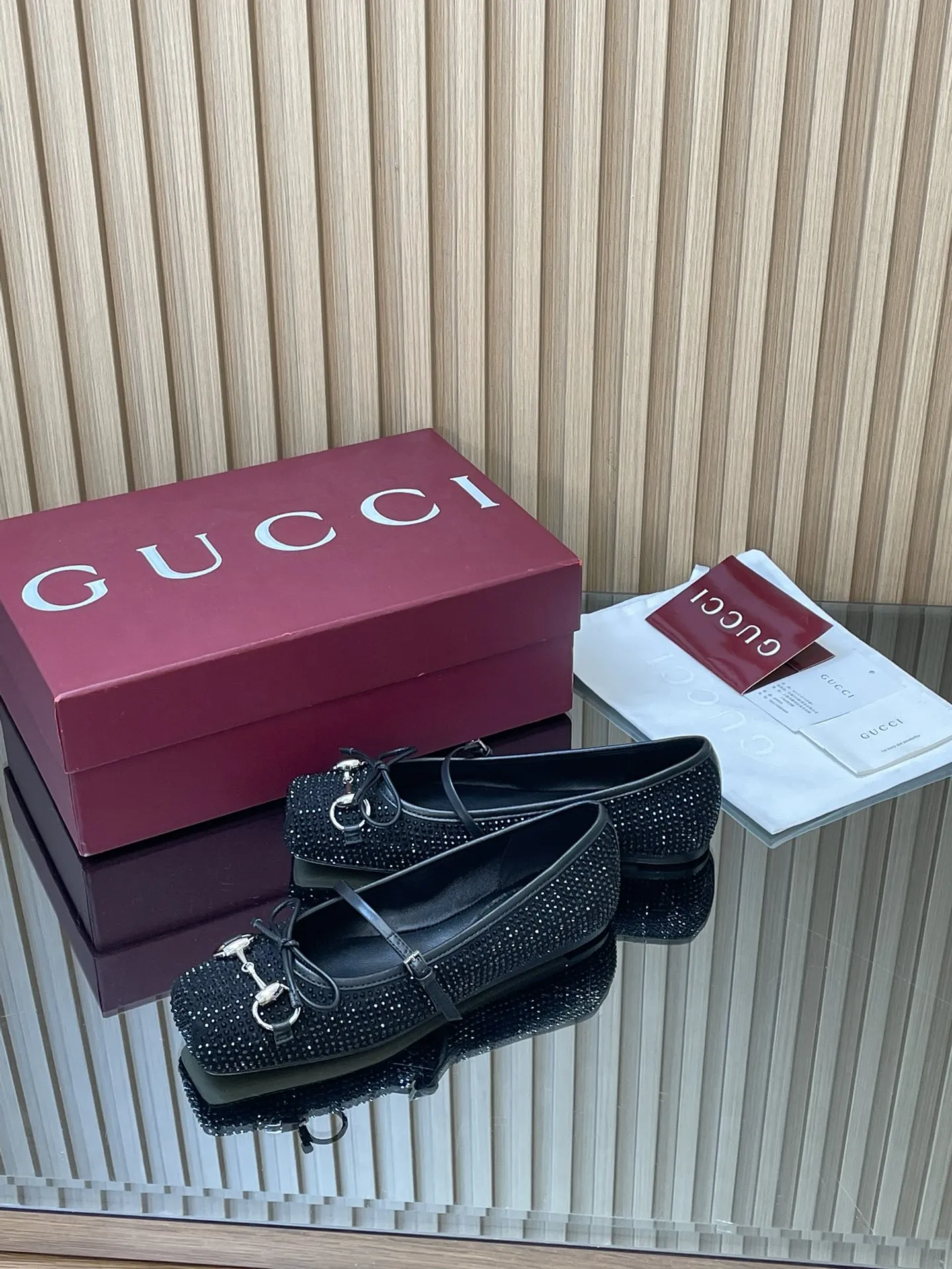 GuCC高端精品 2026早春新品🆕Gucci Horsebi系列水晶钻平底芭蕾鞋🩰💰390💰闪闪发光发亮🔥马衔扣新款小方头单鞋🔥经典精致优雅俏皮时髦平底鞋🔥高质感甜美学院风便鞋😘 原汁原味原单品质!每个细节皆经过精心细致打造，可与ZG对比如一，无二品质！ 这款经典马衔扣芭蕾平底鞋，匠心致意传统芭蕾舞鞋廊形，甄选通体点缀闪亮白水晶图案和淡金色调马衔扣配件，巧妙融蕴方形内收鞋头与精致蝴蝶结细节，塑就别样魅力风尚风采。内胆构造和柔软的加衬内底带来舒适穿着体验👏👏👏 面料：原版定制进口羊京+高级水钻 五金：东莞大厂开模铆钉 马衔扣 内里／垫脚：高端定制真丝/羊皮里 跟高：平底 大底：意大利真皮底 尺码：35-41 （40 41 42定做，不退换） 全套原板高端包装！ ●意大利创作 安可拉酒红全套高档原包装