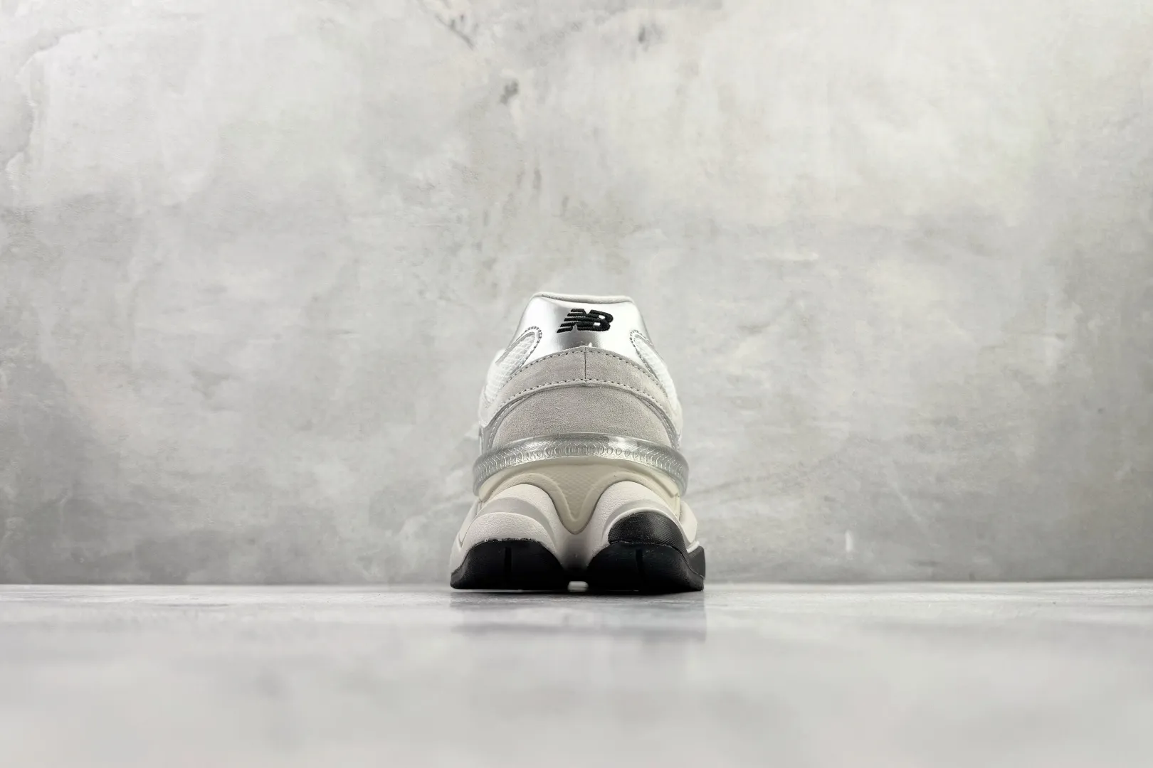 💰240 C 版纯原 大厂出品 New Balance NB 9060 灰银 货号: U9060JRB 尺码:36 36.5 37 38.5 39 40 40.5 41 42 42.5 43 44 44.5 45 46 46.5 编码:33