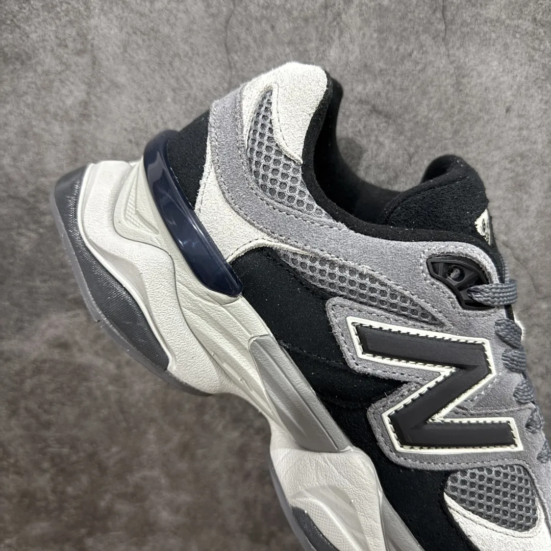 💰240【纯原C版】 New Balance NB9060 联名款 复古休闲运动慢跑鞋 黑灰色 U9060ERA 全套原楦原纸板原厂数据开发 进口三明治网面 原装进口翻毛皮料正确绒感卡色 正确中底拉帮中底网布细节 原厂标裁 带紫光防伪 定制后跟透明水晶模块 冲裁组合 大底贴合程度胶水上色把控完美 整洁度挑战全网艺术家 多道序QC把关品质完善 匠心打造 耗时两个月开发完成 工艺极其复杂难度可想而知 新开独立私模大底 全网唯一正确六层组合大底 高端零售专供产物 Size：36 37 37.5 38 38.5 39 40 40.5 41 42 42.5 43 44 45 46.5 编码：JPC290300