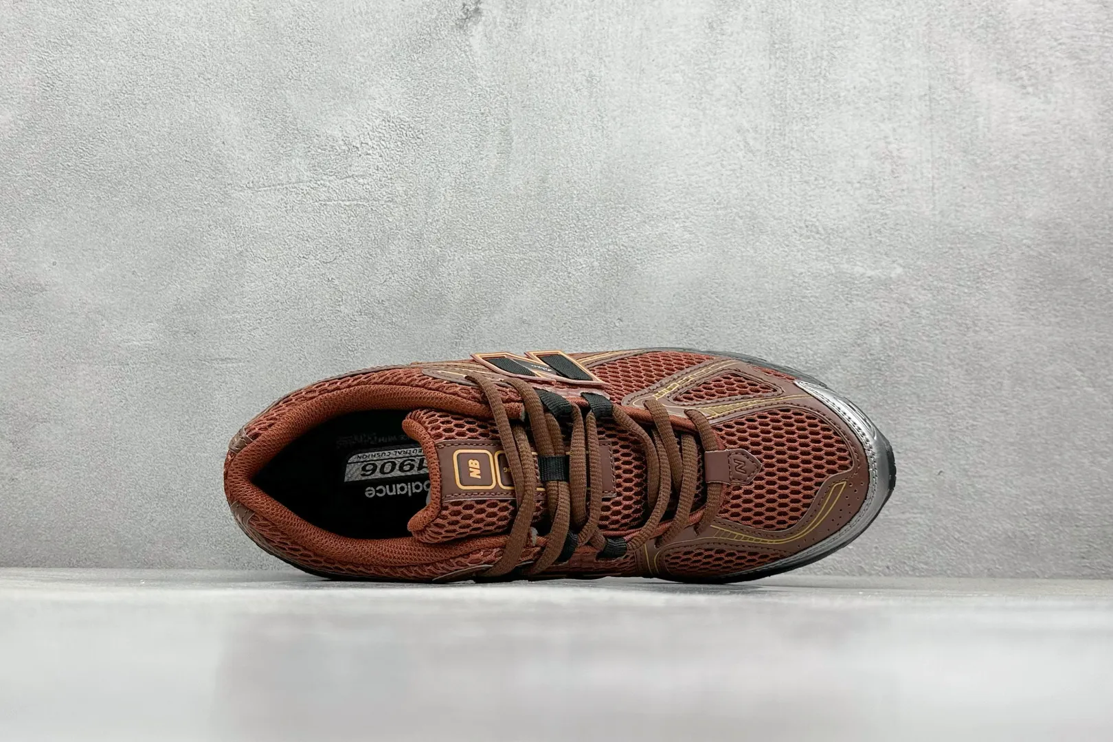 💰240 C版 New Balance 1906系列复古老爹风休闲运动慢跑鞋 #采用轻质牛剖革拼接透气网眼衬垫织物鞋面材质 T-Beam大底提供足步弓支撑,保持步态稳定 后跟搭载外露缓震胶 货号:M1906RZA 尺码:36 37 37.5 38 38.5 39 40 40.5 41 42 42.5 43 44 44.5 45 46.5 编码:33