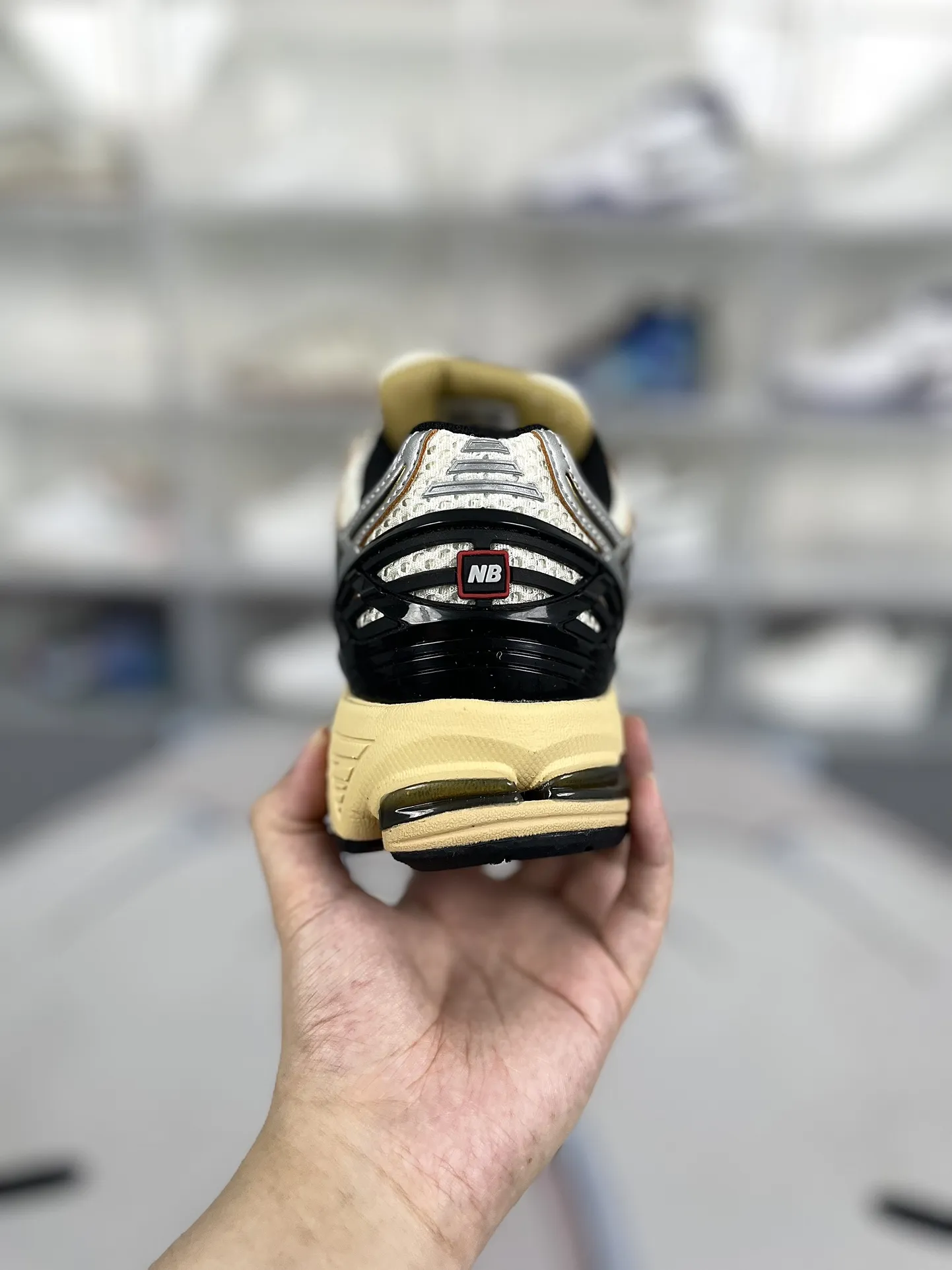 💰190 Z版纯原New Balance NB 1906R 复古潮流舒适透气增高 低帮 休闲跑步鞋 男女同款 米黑银 新百伦 ▪️New Balance以诞生于21世纪的科技跑鞋1906为蓝本，融合现代先锋科技与日常使用风格注入当代美学，革新演绎复古时尚。淋漓经典轮廓，致敬千福一代跑者的科技美学，1906R以现代设计语言还原初始配色，层次演绎时光更迭的魅力。 ▪️尺码：36-45（36 37 37.5 38 38.5 39.5 40 40.5 41.5 42 42.5 43 44 44.5 45） ▪️货号：M1906RAV