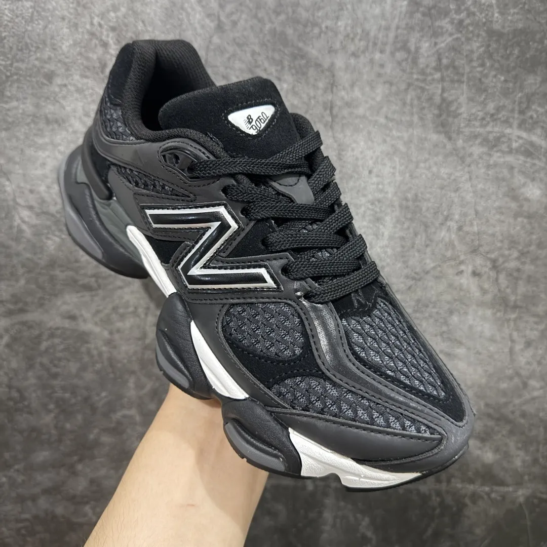 💰240【纯原版】 New Balance NB9060 联名款 复古休闲运动慢跑鞋 黑白色U9060PNR 全套原楦原纸板原厂数据开发 进口三明治网面 原装进口翻毛皮料正确绒感卡色 正确中底拉帮中底网布细节 原厂标裁 带紫光防伪 定制后跟透明水晶模块 冲裁组合 大底贴合程度胶水上色把控完美 整洁度挑战全网艺术家 多道序QC把关品质完善 匠心打造 耗时两个月开发完成 工艺极其复杂难度可想而知 新开独立私模大底 全网唯一正确六层组合大底 高端零售专供产物 Size:36 37 37.5 38 38.5 39.5 40 40.5 41.5 42 42.5 43 44 45 46.5 编码:JPC290300