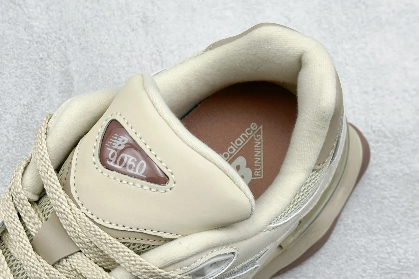 💰240 C版 Joe Freshgoods x New Balance NB9060 联名款 复古休闲运动慢跑鞋 #鞋款灵感源自设计师本人对夏日的怀日回忆。鞋面大身由空间双格及磨砂鞋面拼接而生,配以柔和、温暖的粉橘色调,夏日氛围拉满 #采用大面积网眼以及麂皮材质覆盖鞋身,还原经典气质。搭载ABZORB避震科技,由泡沫聚酯制成,上脚可以有效减少由鞋底反弹对身体及双腿的冲击力 货号: U9060ZGC 尺码:36 37 37.5 38 38.5 39 40 40.5 41 42 42.5 43 44 44.5 45 46.5 编码:33