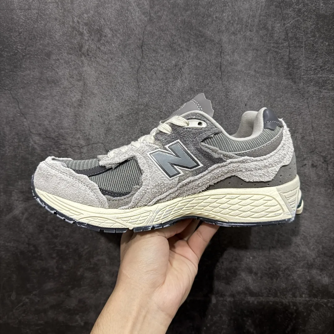 💰230 【BC纯原版】New Balance NB2002R系列 M2002RDA 全新版本 东莞大厂出品 市场第一梯队品质 绝对秒杀市场货 完美版型 正确组合大底 价格一步到位‼️ 全套原楦原纸板原厂数据开发 进口三明治网面 原装进口皮料正确绒感卡色 正确中底拉帮中底网布细节 原厂标裁 带紫光防伪 定制后跟透明水晶模块 冲裁组合 大底贴合程度胶水上色把控完美 整洁度挑战全网艺术家 多道序QC把关品质完善 匠心打造 耗时多月开发完成 工艺极其复杂难度可想而知 新开独立私模大底 正确六层组合大底 高端零售专供产物 Size：36 37 37.5 38 38.5 39 40 40.5 41 42 42.5 43 44 45 46 47.5 编码：GQB270280