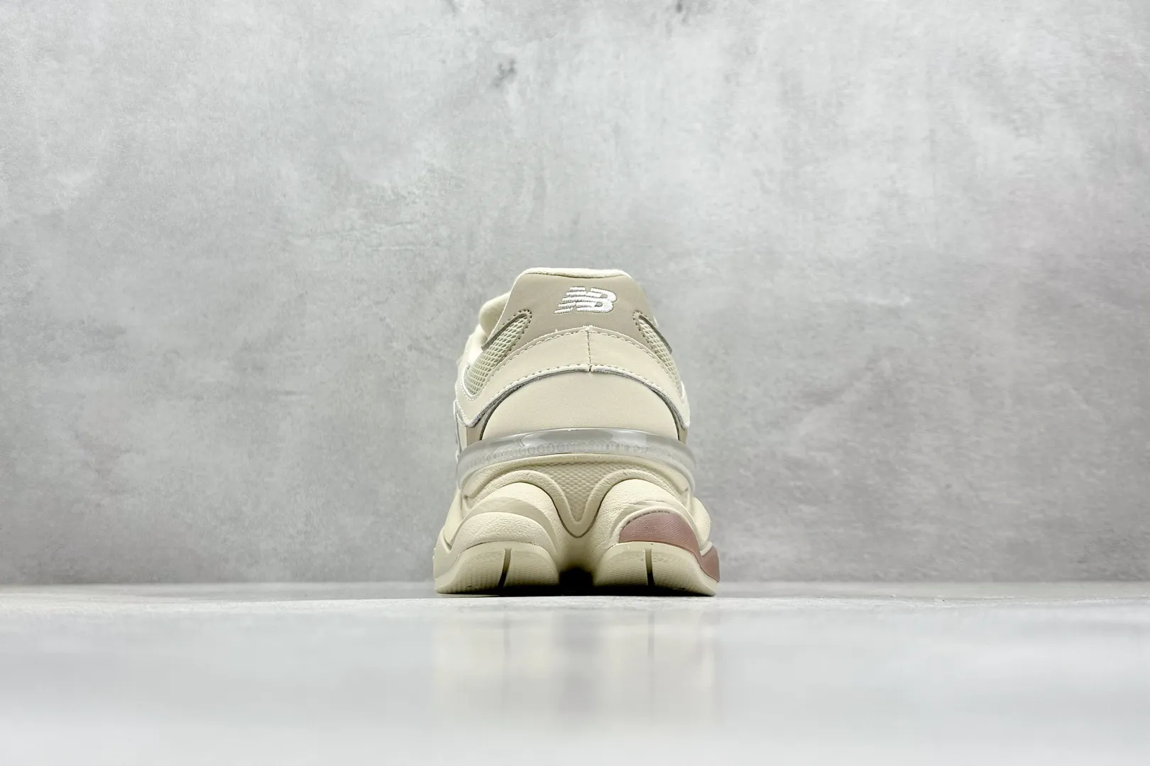 💰240 C版 Joe Freshgoods x New Balance NB9060 联名款 复古休闲运动慢跑鞋 #鞋款灵感源自设计师本人对夏日的怀日回忆。鞋面大身由空间双格及磨砂鞋面拼接而生,配以柔和、温暖的粉橘色调,夏日氛围拉满 #采用大面积网眼以及麂皮材质覆盖鞋身,还原经典气质。搭载ABZORB避震科技,由泡沫聚酯制成,上脚可以有效减少由鞋底反弹对身体及双腿的冲击力 货号: U9060ZGC 尺码:36 37 37.5 38 38.5 39 40 40.5 41 42 42.5 43 44 44.5 45 46.5 编码:33