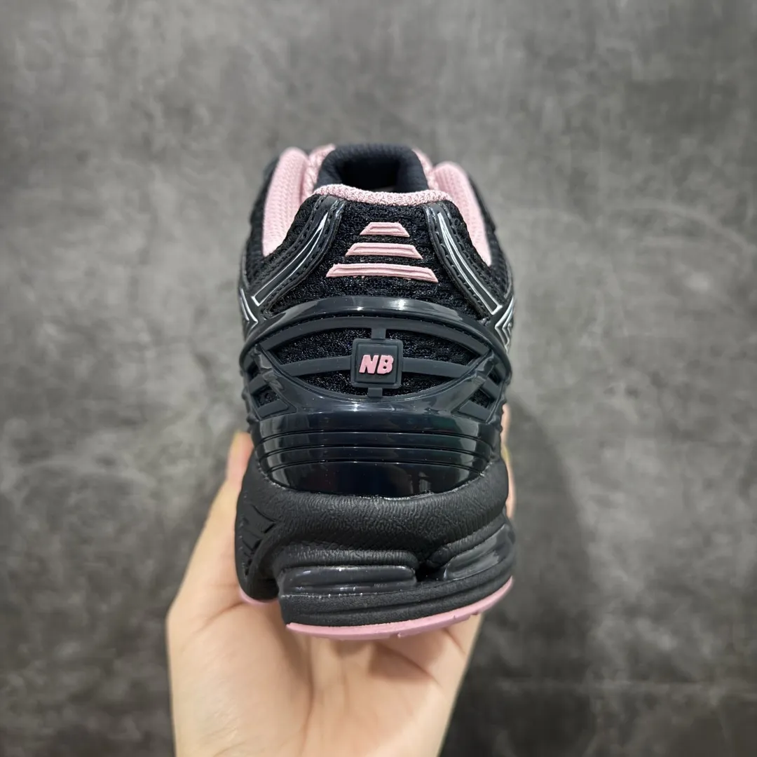 💰220【纯原版】NB新百伦New Balance NB1906 U1906RCU系列复古老爹风休闲运动慢跑鞋 采用轻质牛剖革拼接透气网眼衬垫织物鞋面材质#T-Beam大底提供足步弓支撑,保持步态稳定#后跟搭载外露缓震胶 鞋身整体以各种深浅不一的灰色覆盖,鞋头以淡蓝色调装饰,网眼衬垫通过不规律的色块实现做旧的美感,泛黄的鞋底更是进一步增添了复古气息。 尺码:36 37 37.5 38 38.5 39.5 40 40.5 41.5 42 42.5 43 44 45 46.5 编码:JP260280