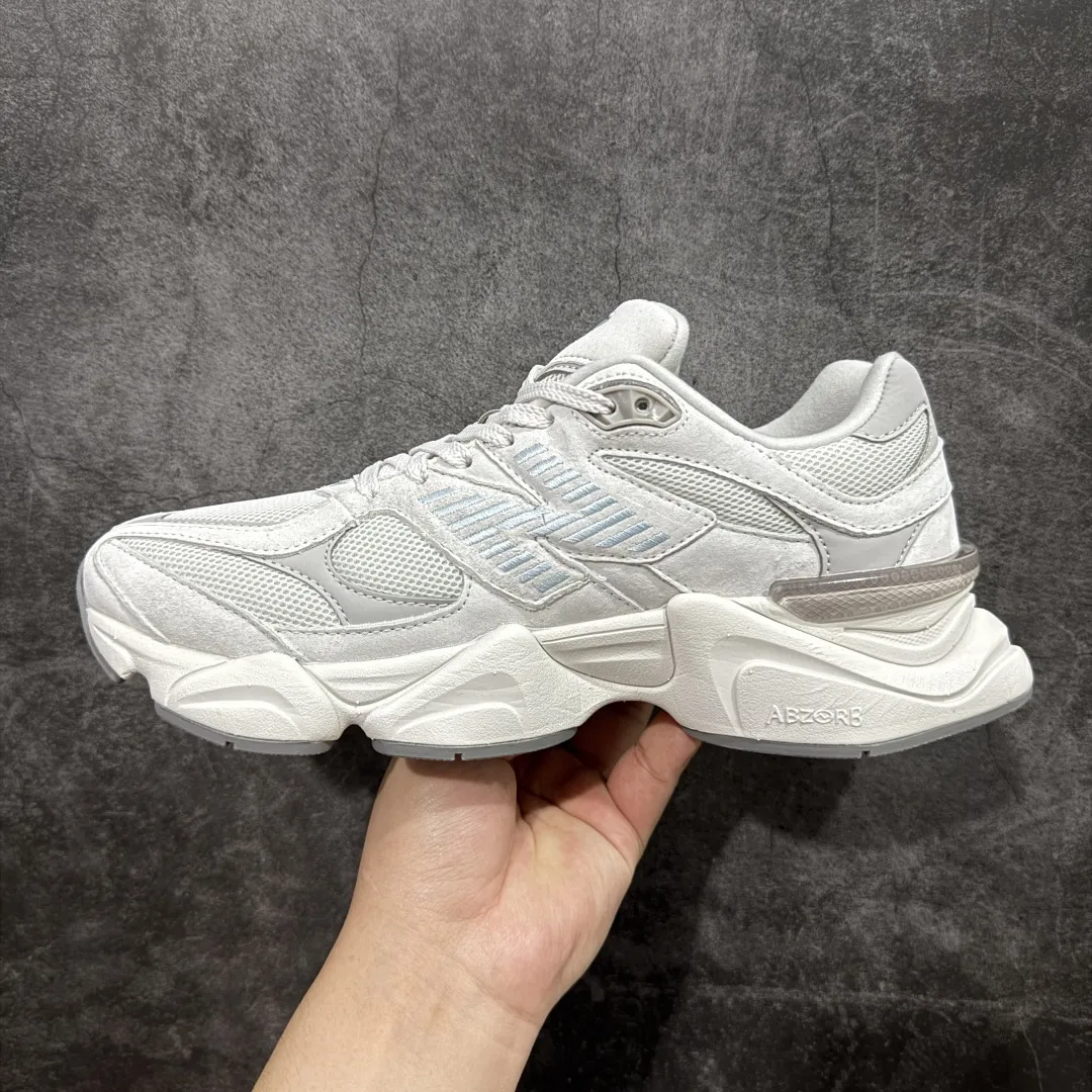 💰240【纯原版】 New Balance NB9060 联名款 复古休闲运动慢跑鞋 米绿色U9060ZGA 全套原楦原纸板原厂数据开发 进口三明治网面 原装进口翻毛皮料正确绒感卡色 正确中底拉帮中底网布细节 原厂标裁 带紫光防伪 定制后跟透明水晶模块 冲裁组合 大底贴合程度胶水上色把控完美 整洁度挑战全网艺术家 多道序QC把关品质完善 匠心打造 耗时两个月开发完成 工艺极其复杂难度可想而知 新开独立私模大底 全网唯一正确六层组合大底 高端零售专供产物 Size:36 37 37.5 38 38.5 39 40 40.5 41 42 42.5 43 44 45 46.5 编码:JP270300