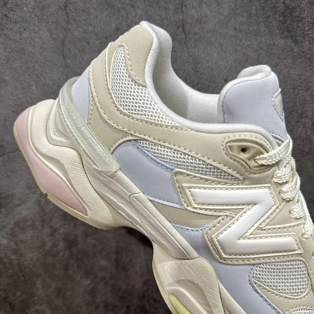💰240【纯原版】 New Balance NB9060 联名款 复古休闲运动慢跑鞋 棕灰色U9060JDS 全套原楦原纸板原厂数据开发 进口三明治网面 原装进口翻毛皮料正确绒感卡色 正确中底拉帮中底网布细节 原厂标裁 带紫光防伪 定制后跟透明水晶模块 冲裁组合 大底贴合程度胶水上色把控完美 整洁度挑战全网艺术家 多道序QC把关品质完善 匠心打造 耗时两个月开发完成 工艺极其复杂难度可想而知 新开独立私模大底 全网唯一正确六层组合大底 高端零售专供产物 Size:36 37 37.5 38 38.5 39.5 40 40.5 41.5 42 42.5 43 44 45 46.5 编码:JPC290300