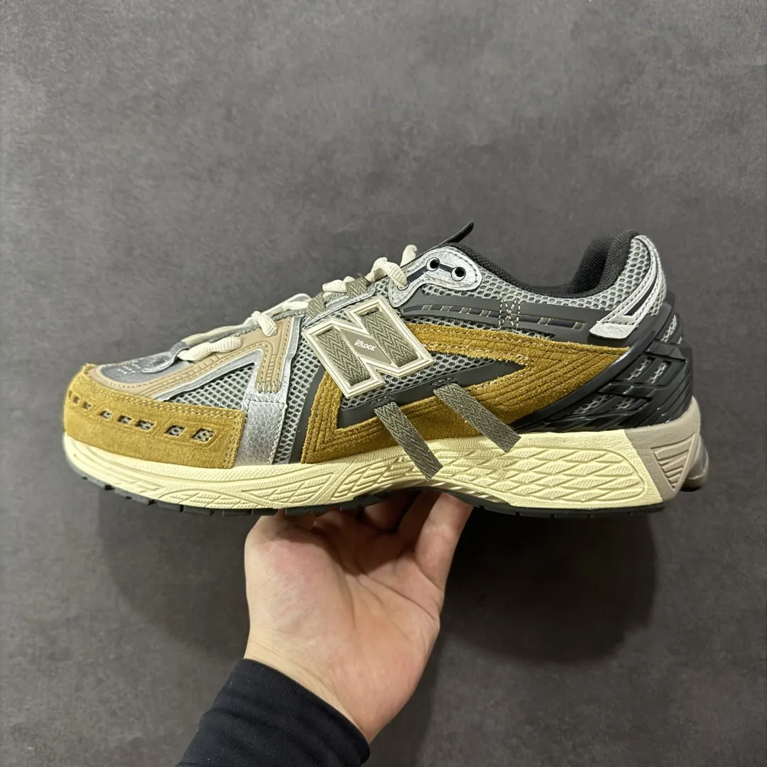 💰220 【纯原B版】NB新百伦New Balance M1906R 系列复古老爹风休闲运动慢跑鞋 M1906AA 高度复刻原厂大底 追求极致完美 每一双都是工艺品 采用轻质牛剖革拼接透气网眼衬垫织物鞋面材质 T-Beam大底提供足步弓支撑,保持步态稳定#后跟搭载外露缓震胶 鞋身整体以各种深浅不一的灰色覆盖,鞋头以淡蓝色调装饰,网眼衬垫通过不规律的色块实现做旧的美感,泛黄的鞋底更是进一步增添了复古气息。 尺码:36 37 37.5 38 38.5 39.5 40 40.5 41.5 42 42.5 43 44 45 46.5 编码:MK240270