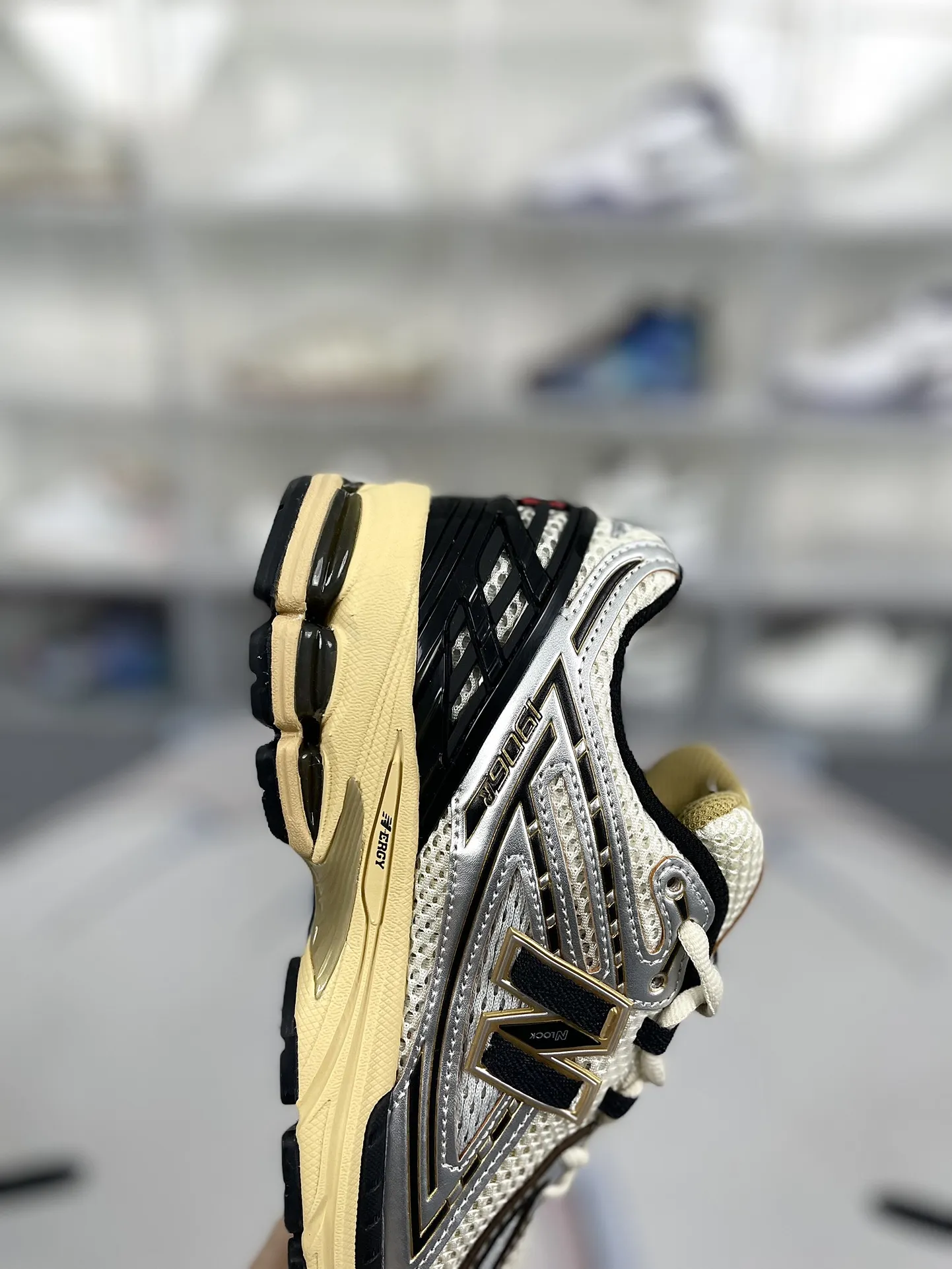 💰190 Z版纯原New Balance NB 1906R 复古潮流舒适透气增高 低帮 休闲跑步鞋 男女同款 米黑银 新百伦 ▪️New Balance以诞生于21世纪的科技跑鞋1906为蓝本，融合现代先锋科技与日常使用风格注入当代美学，革新演绎复古时尚。淋漓经典轮廓，致敬千福一代跑者的科技美学，1906R以现代设计语言还原初始配色，层次演绎时光更迭的魅力。 ▪️尺码：36-45（36 37 37.5 38 38.5 39.5 40 40.5 41.5 42 42.5 43 44 44.5 45） ▪️货号：M1906RAV