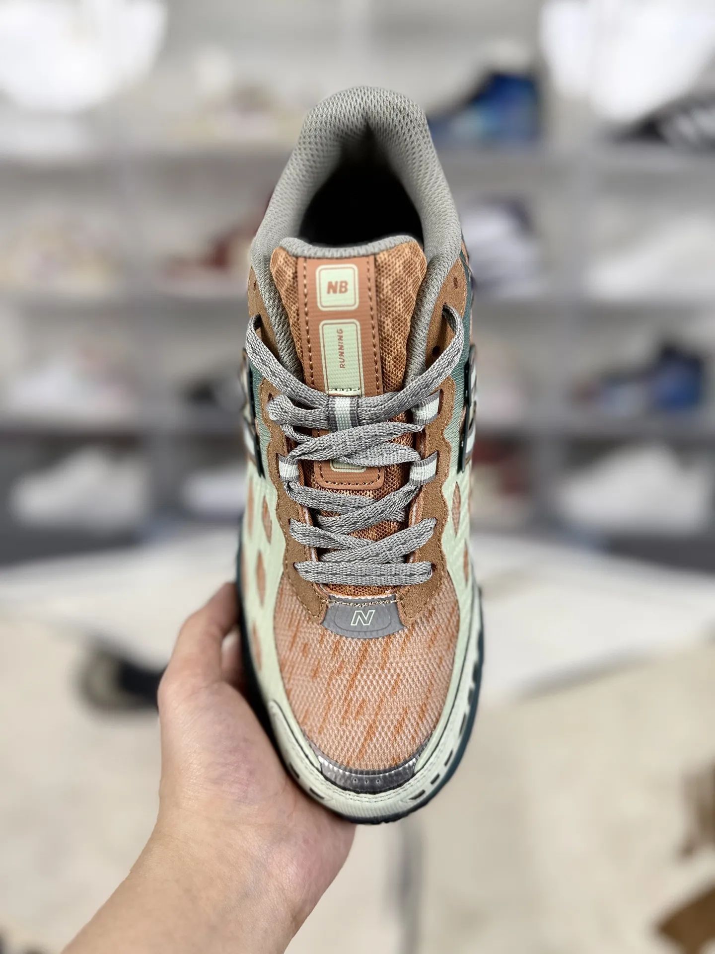 💰190 Z版纯原New Balance 1906 W 舒适百搭防滑耐磨 低帮 休闲跑步鞋 男女同款 绿橙 新百伦 ▪️New Balance以诞生于21世纪的科技跑鞋1906为蓝本,融合现代先锋科技与日常使用风格注入当代美学,革新演绎复古时尚。淋漓经典轮廓,致敬千福一代跑者的科技美学,1906R以现代设计语言还原初始配色,层次演绎时光更迭的魅力。 ▪️尺码:36-47(36 37 37.5 38 38.5 39.5 40 40.5 41.5 42 42.5 43 44 44.5 45 45.5 46.5 47) ▪️货号:U1906WFB