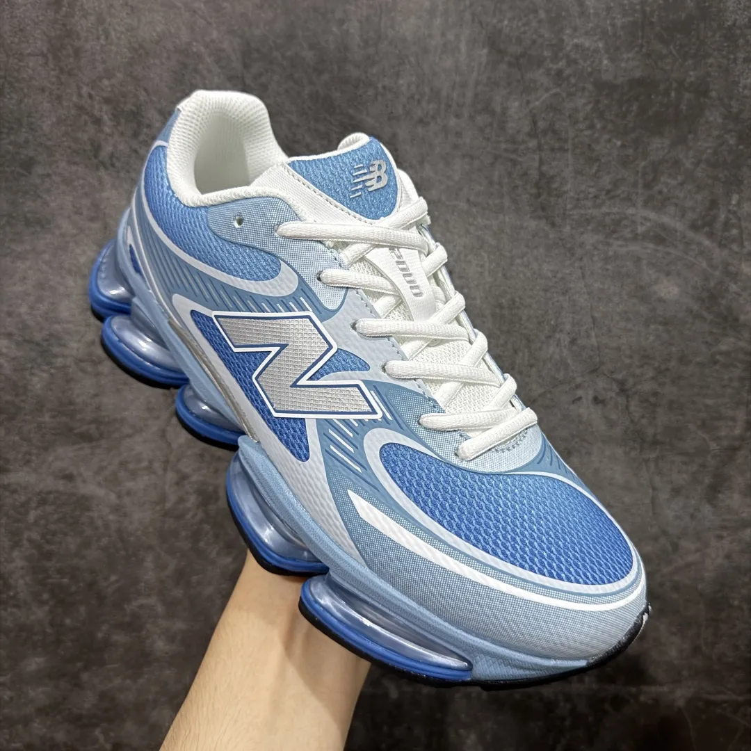 💰240 【纯原版】New Balance 新百伦 NB2000 网面休闲鞋 U2000PBB NB官方重磅新品 一款融合复古设计与现代科技的跑鞋，以其经典的造型和舒适脚感，成为2025年复古潮流爱好的推荐单品。 极具视觉冲击力的5根ABZORB单元，以及无缝鞋面的设计，加上3M反光材质的装饰，比之前推出的9060系列更夸张，更具未来感。 货号：U2000PBB 尺码 ：36-46.5 编码：JPC280290