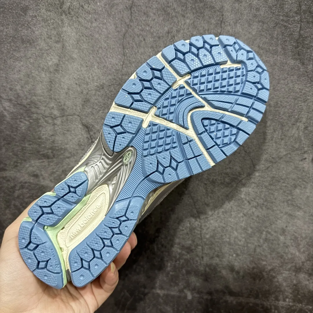 💰220【纯原版】NB新百伦New Balance NB1906 U1906RCR系列复古老爹风休闲运动慢跑鞋 采用轻质牛剖革拼接透气网眼衬垫织物鞋面材质#T-Beam大底提供足步弓支撑,保持步态稳定#后跟搭载外露缓震胶 鞋身整体以各种深浅不一的灰色覆盖,鞋头以淡蓝色调装饰,网眼衬垫通过不规律的色块实现做旧的美感,泛黄的鞋底更是进一步增添了复古气息。 尺码:36 37 37.5 38 38.5 39.5 40 40.5 41.5 42 42.5 43 44 45 46.5 编码:JP260280