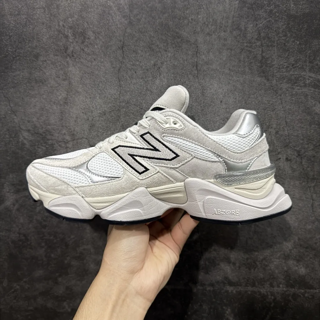 💰240【纯原C版】 New Balance NB9060 联名款 复古休闲运动慢跑鞋 灰色 U9060JRB 全套原楦原纸板原厂数据开发 进口三明治网面 原装进口翻毛皮料正确绒感卡色 正确中底拉帮中底网布细节 原厂标裁 带紫光防伪 定制后跟透明水晶模块 冲裁组合 大底贴合程度胶水上色把控完美 整洁度挑战全网艺术家 多道序QC把关品质完善 匠心打造 耗时两个月开发完成 工艺极其复杂难度可想而知 新开独立私模大底 全网唯一正确六层组合大底 高端零售专供产物 Size:36 37 37.5 38 38.5 39.5 40 40.5 41 42 42.5 43 44 45 46.5 编码:JPC290300