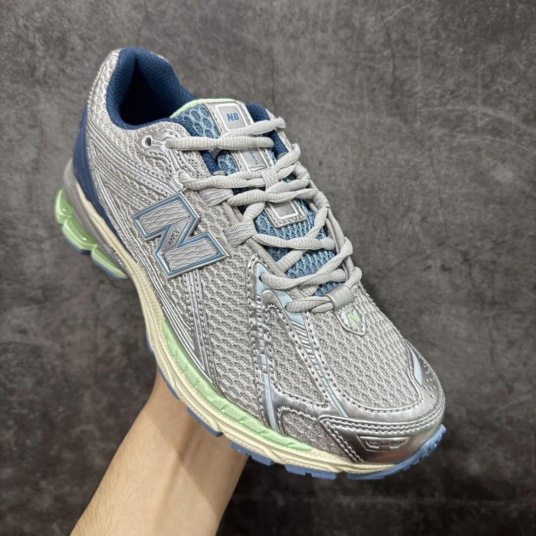 💰220【纯原版】NB新百伦New Balance NB1906 U1906RCR系列复古老爹风休闲运动慢跑鞋 采用轻质牛剖革拼接透气网眼衬垫织物鞋面材质#T-Beam大底提供足步弓支撑，保持步态稳定#后跟搭载外露缓震胶 鞋身整体以各种深浅不一的灰色覆盖，鞋头以淡蓝色调装饰，网眼衬垫通过不规律的色块实现做旧的美感，泛黄的鞋底更是进一步增添了复古气息。 尺码：36 37 37.5 38 38.5 39.5 40 40.5 41.5 42 42.5 43 44 45 46.5 编码：JP260280