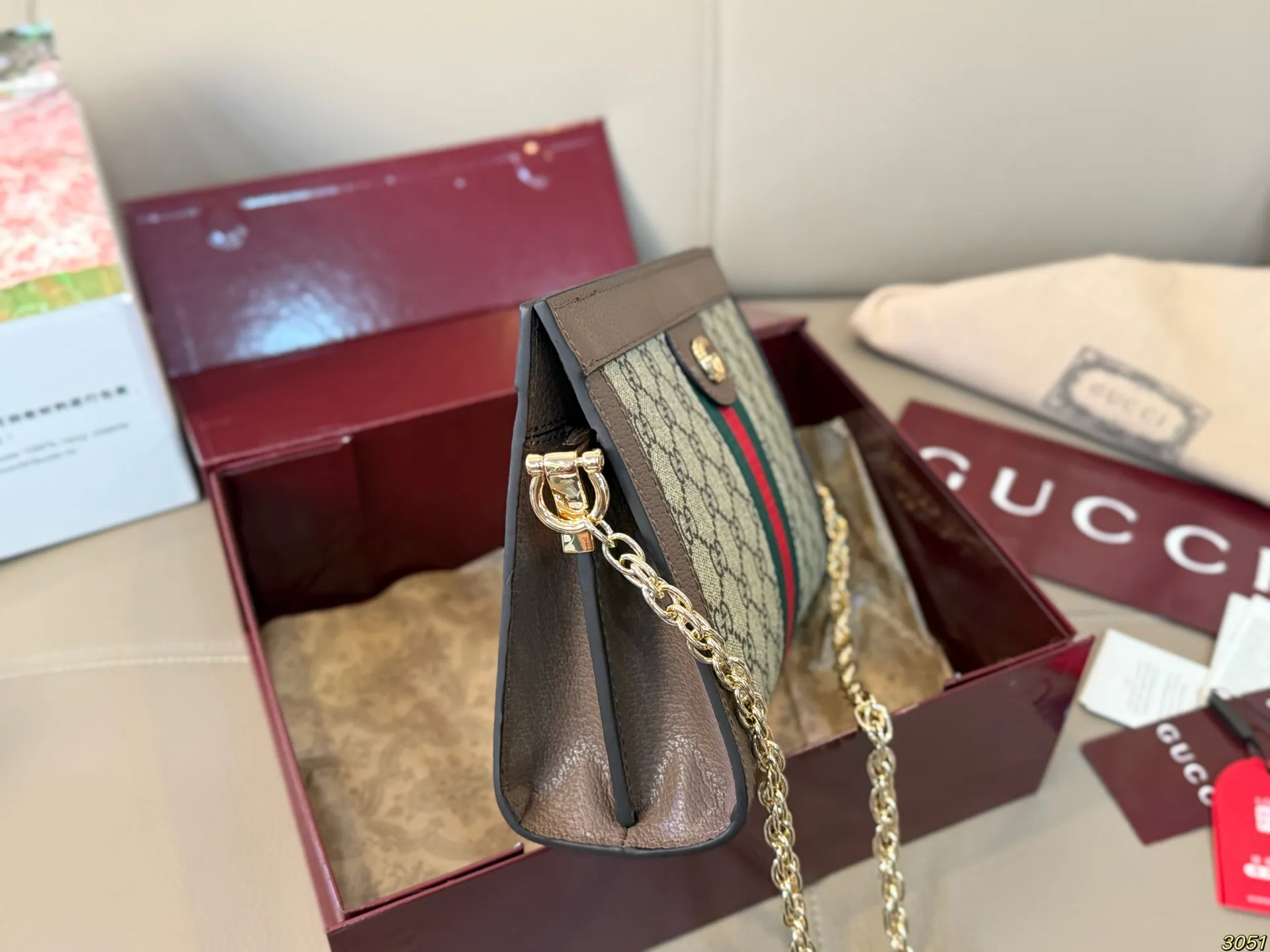 升级版本¥170/¥165飞机盒 原单专柜品质 夹子包 原版牛皮 原单顶级版 |Gucci Ophidia 夹子包 最新系列,链条包,配原版乌木色牛皮~这个款复古韵味特别浓,对版链条⛓,原版内里!上身效果也超赞,主要以精致特别的五金来提升整体质感。尺寸:25 16/19 14