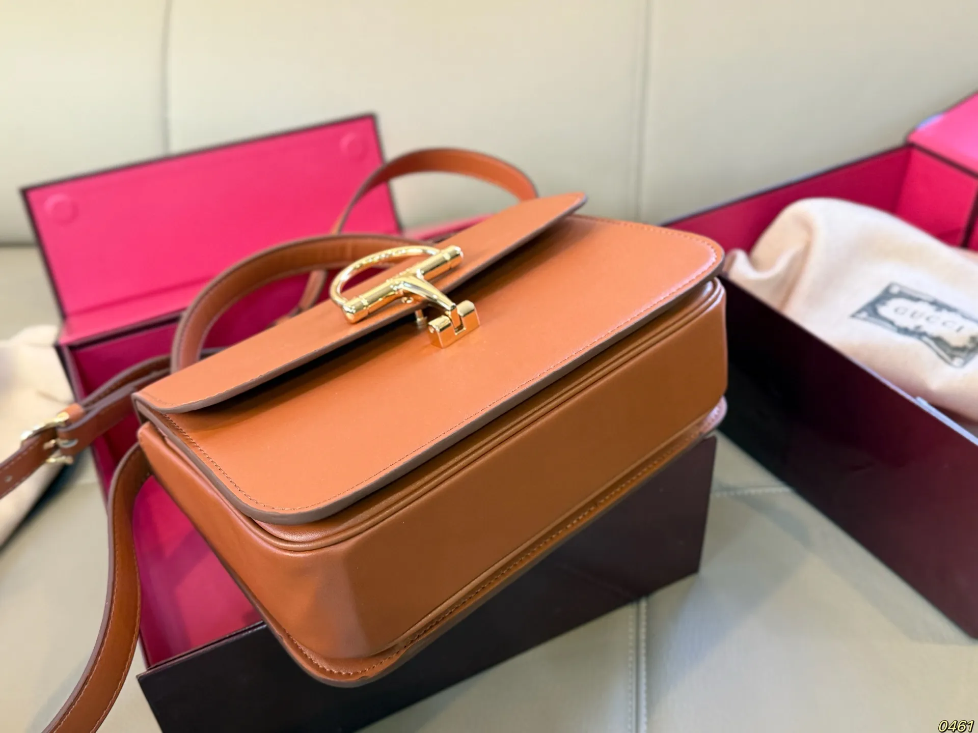 &yen;175/&yen;170折叠盒 酷奇 Gucci Siena马街扣手提包 黑色皮革＋金色配件，简约复古风满分！正面马街扣设计超有辨识度，细节精致。尺寸适中，手提斜挎都OK，通勤约会都能轻松驾驭。内部空间合理，日常必需品轻松收纳。皮革需定期保养，避免接触水分和高温，延长包包寿命哦～这款包真的很适合喜欢经典又实用的姐妹们！ 尺寸：25 16/19 12