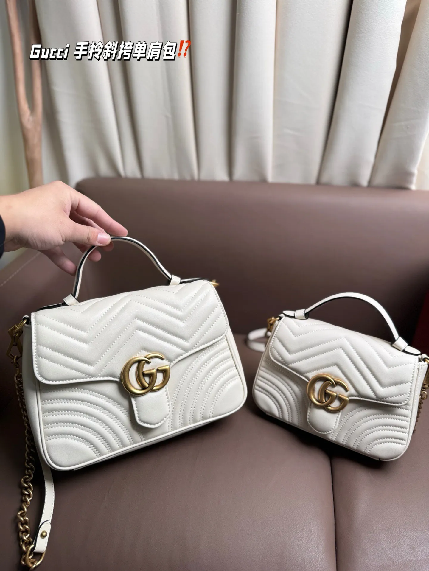 大P180 小P170 复刻版 Gucci 手拎斜挎单肩包 从上一季就火遍时尚圈 GG Marmont 今年风头依然不减 标志性的双G 1ogo带着 GucCi文艺浪漫的故事 新出的系列增加了提手 将复古与华丽演绎的淋漓尽致 尺汁:大号26*19cm 小号20*14