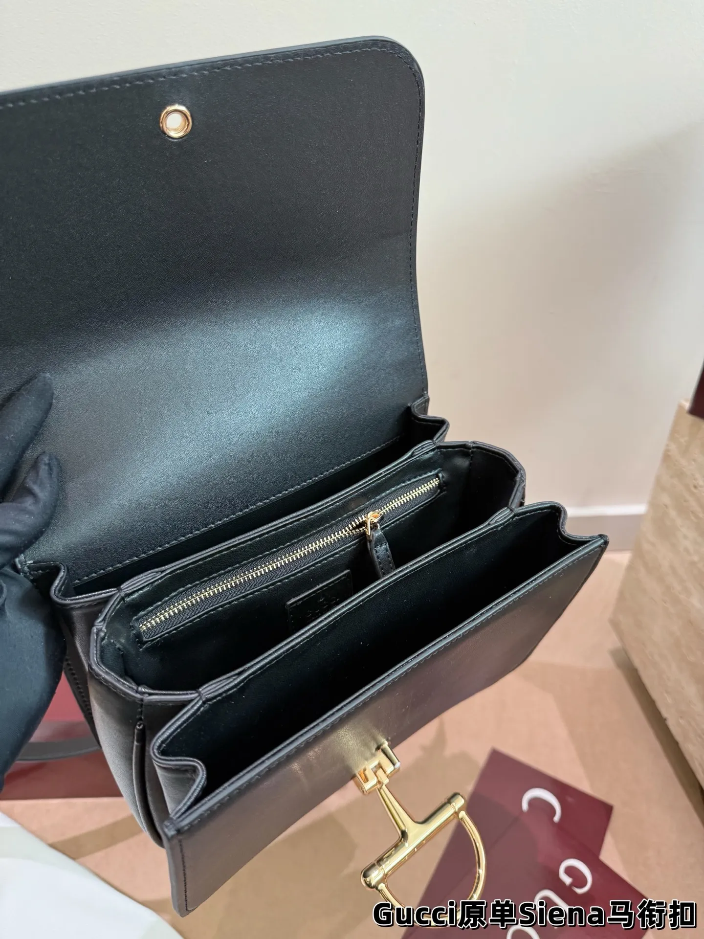 P200 原单 配盒 size:22.5*15cm Gucci Siena|邮差包 职场通勤的复古心动搭档 通勤穿搭的质感升级升级哦! 少不了一只既复古又百搭的包 酒红色的新年战包哦!