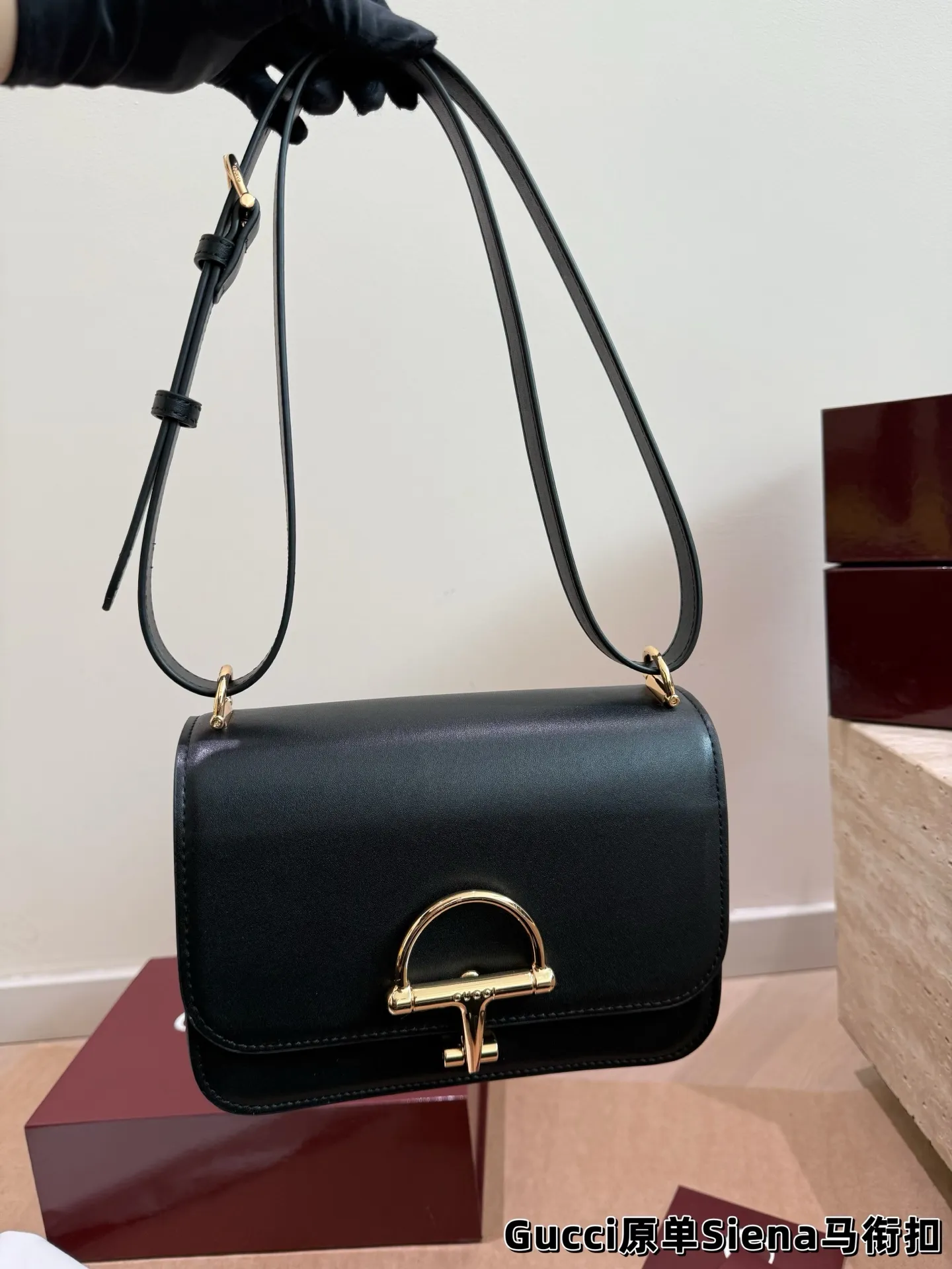 P200 原单 配盒 size：22.5*15cm Gucci Siena|邮差包 职场通勤的复古心动搭档 通勤穿搭的质感升级升级哦！ 少不了一只既复古又百搭的包 酒红色的新年战包哦！