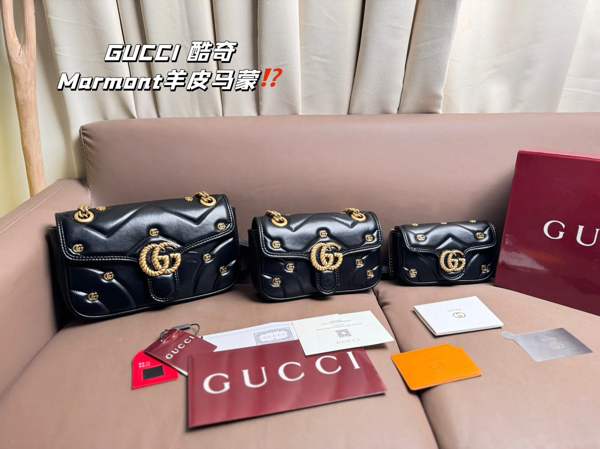大P190 中P185 小P160 复刻版 小羊皮 GUCCI 酷奇｜Marmont羊皮马蒙包 GG Marmont 系列肩背包采用柔软加村设计，以粉色GG Matelasse 皮革精制而成，精心缀饰小巧双G铆钉和拧花饰带双G造型装饰配件。通过滑链肩带设计，肩背包可轻松转换成双提手式手提包，成就多种背携选择。 粉色绗缝V型皮革 金色调配件 双G铆钉贴花 超细纤维衬里 拉链内袋 滑链包带可作为肩带 （55厘米高）或顶部提手 （30厘米高）使用。 弹簧扣翻盖 尺寸 大号26*15 中号22*13 小号17 *10