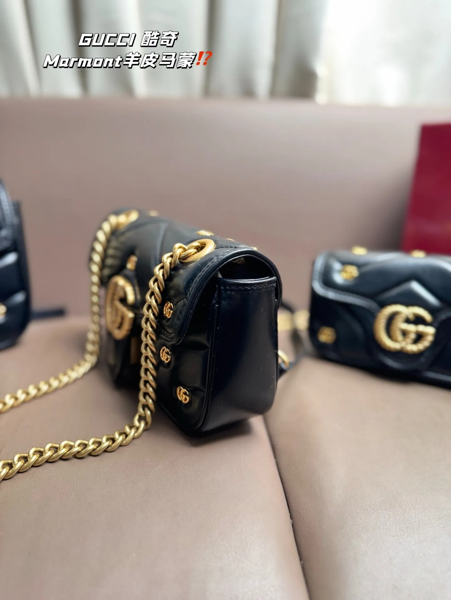 大P190 中P185 小P160 复刻版 小羊皮 GUCCI 酷奇｜Marmont羊皮马蒙包 GG Marmont 系列肩背包采用柔软加村设计，以粉色GG Matelasse 皮革精制而成，精心缀饰小巧双G铆钉和拧花饰带双G造型装饰配件。通过滑链肩带设计，肩背包可轻松转换成双提手式手提包，成就多种背携选择。 粉色绗缝V型皮革 金色调配件 双G铆钉贴花 超细纤维衬里 拉链内袋 滑链包带可作为肩带 （55厘米高）或顶部提手 （30厘米高）使用。 弹簧扣翻盖 尺寸 大号26*15 中号22*13 小号17 *10