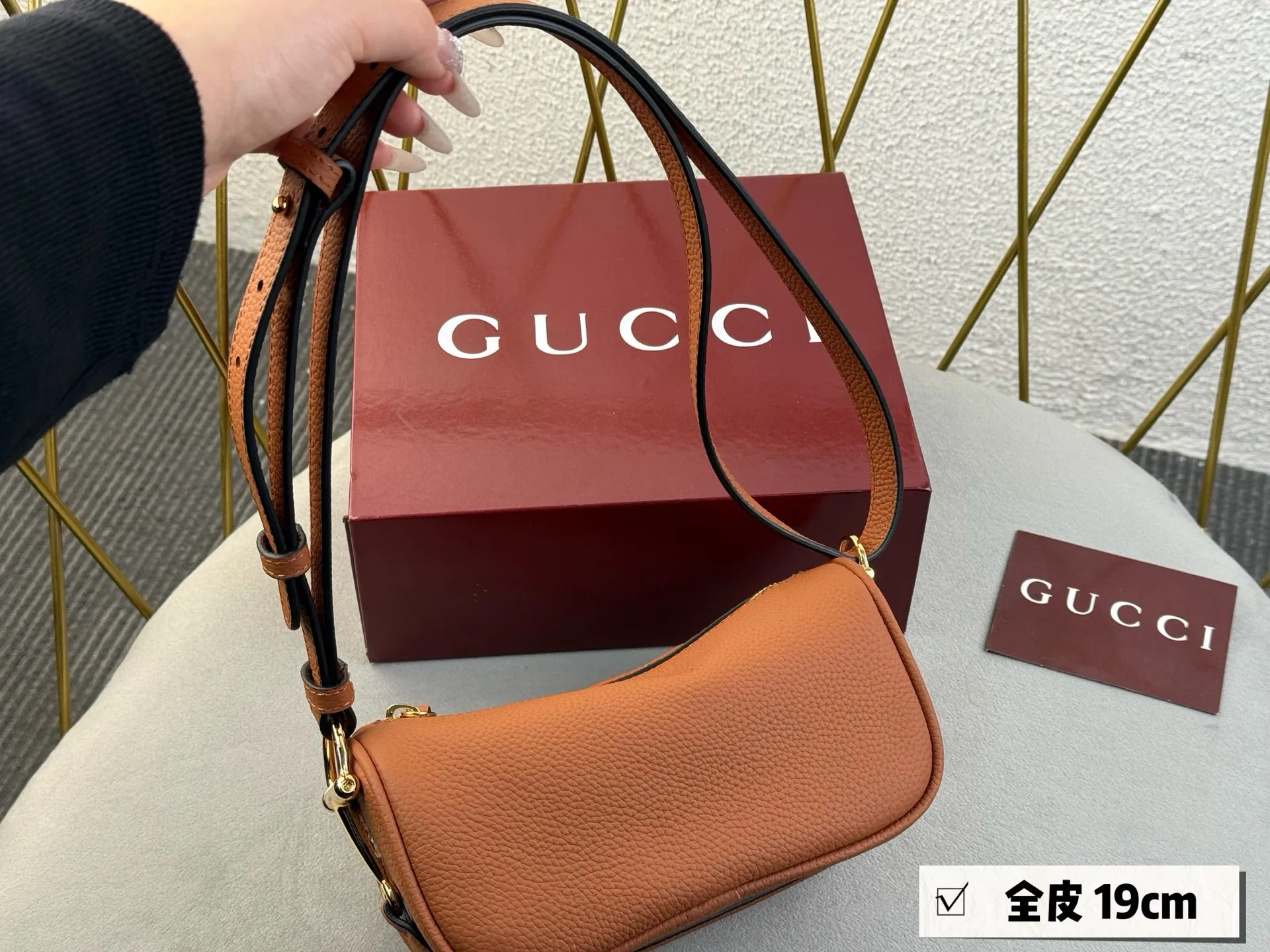 💰185 配盒 Gucci HaIf horsebit爆款手袋👜 这个新款包包一整个长在审美点上 半马衔扣也太会了吧 ～～ 低调又有辨识度 没有浮夸的logo却自带贵气 全皮材质 手感超棒 ！size ：19*9.5cm