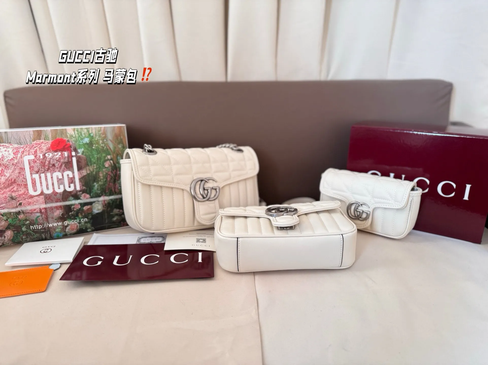 大号P185 全套礼盒 中号P180 全套礼盒 小号P150 全套礼盒 尺寸：26*16/22*14/16.5*10 GUCCI古驰 GG Marmont系列 马蒙包 银标竖条斜纹 单肩斜挎包 显得非常有质感！ 一眼上头的包包！美出边际了！ 高级感拿捏~太稀罕辣~ 夏日百搭绝绝子 复古做旧链条可随意抽动变换长短，无论是单肩 手提 斜挎都ok，质感柔软舒适，藏不住的美，
