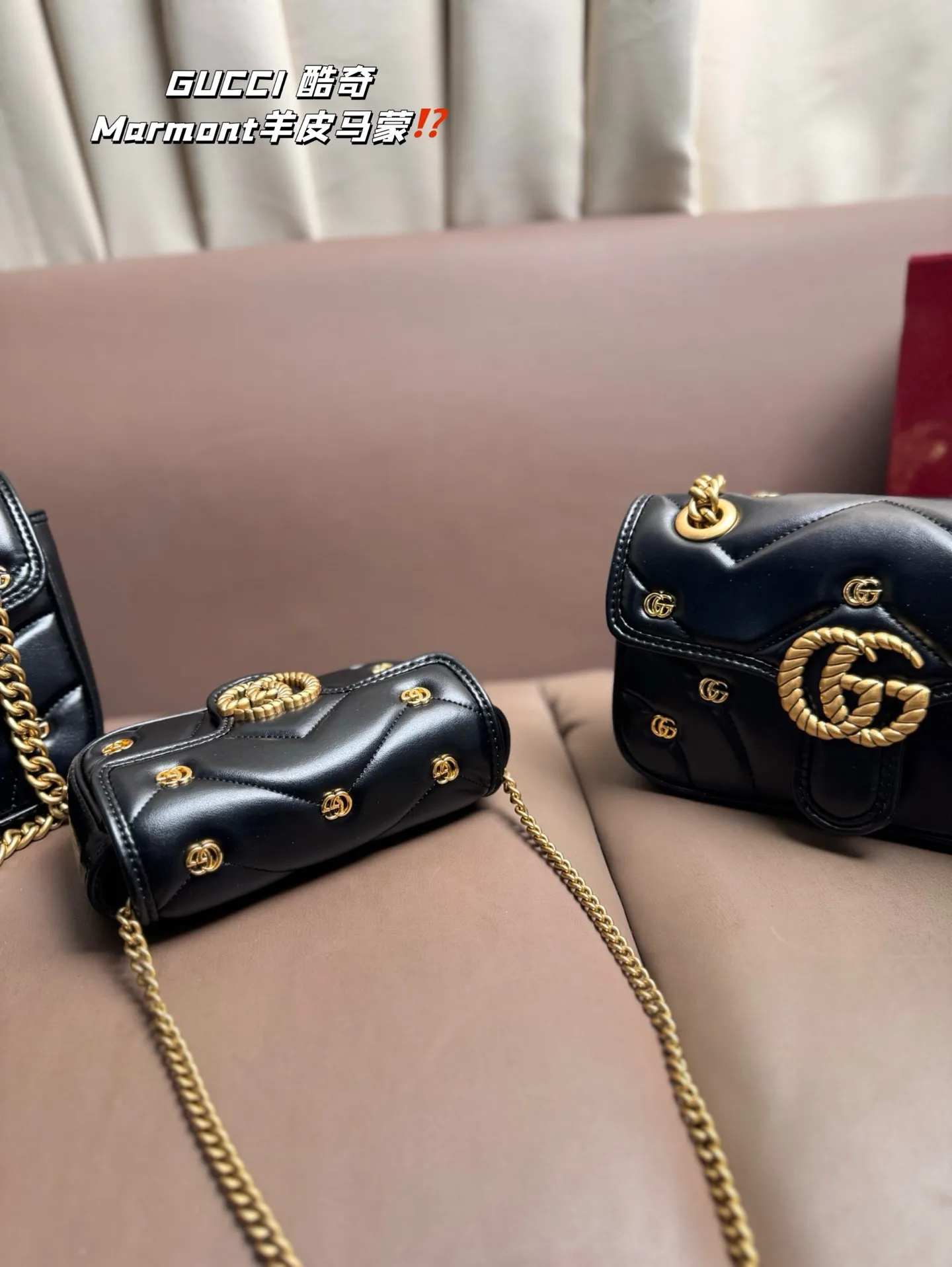 大P190 中P185 小P160 复刻版 小羊皮 GUCCI 酷奇｜Marmont羊皮马蒙包 GG Marmont 系列肩背包采用柔软加村设计，以粉色GG Matelasse 皮革精制而成，精心缀饰小巧双G铆钉和拧花饰带双G造型装饰配件。通过滑链肩带设计，肩背包可轻松转换成双提手式手提包，成就多种背携选择。 粉色绗缝V型皮革 金色调配件 双G铆钉贴花 超细纤维衬里 拉链内袋 滑链包带可作为肩带 （55厘米高）或顶部提手 （30厘米高）使用。 弹簧扣翻盖 尺寸 大号26*15 中号22*13 小号17 *10