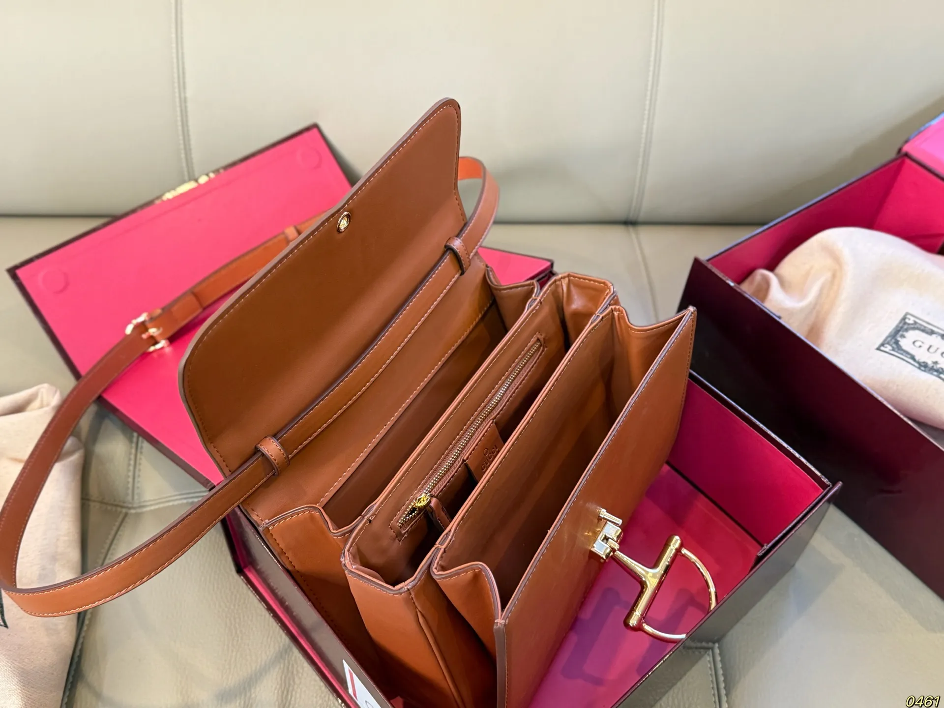 &yen;175/&yen;170折叠盒 酷奇 Gucci Siena马街扣手提包 黑色皮革＋金色配件，简约复古风满分！正面马街扣设计超有辨识度，细节精致。尺寸适中，手提斜挎都OK，通勤约会都能轻松驾驭。内部空间合理，日常必需品轻松收纳。皮革需定期保养，避免接触水分和高温，延长包包寿命哦～这款包真的很适合喜欢经典又实用的姐妹们！ 尺寸：25 16/19 12