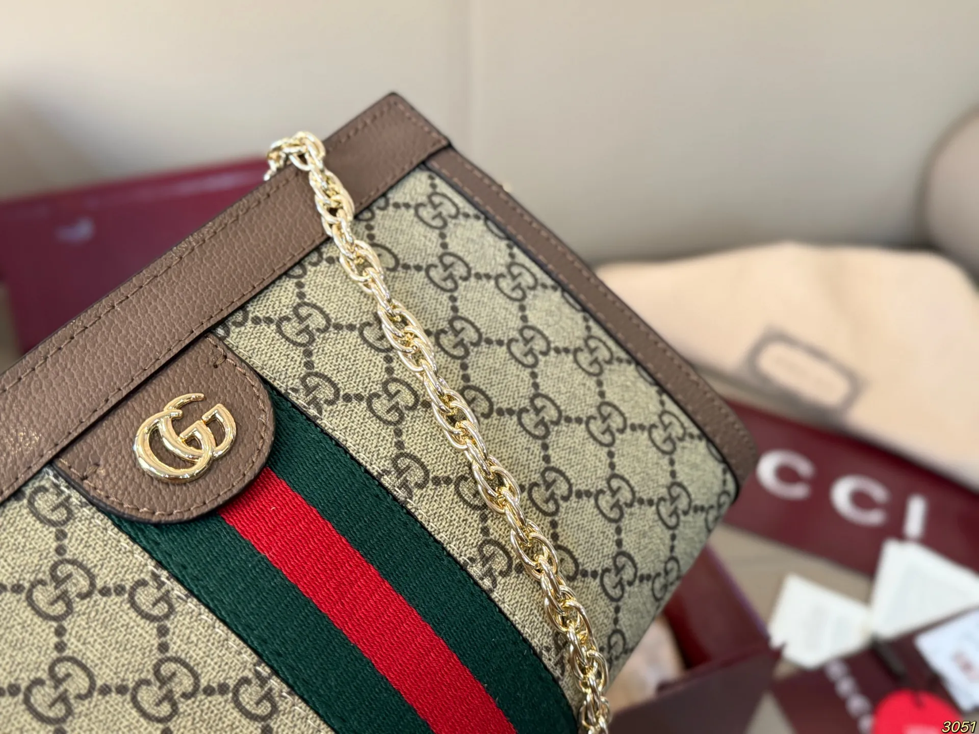 升级版本&yen;170/&yen;165飞机盒 原单专柜品质 夹子包 原版牛皮 原单顶级版 ｜Gucci Ophidia 夹子包 最新系列，链条包，配原版乌木色牛皮～这个款复古韵味特别浓，对版链条⛓，原版内里！上身效果也超赞，主要以精致特别的五金来提升整体质感。尺寸：25 16/19 14