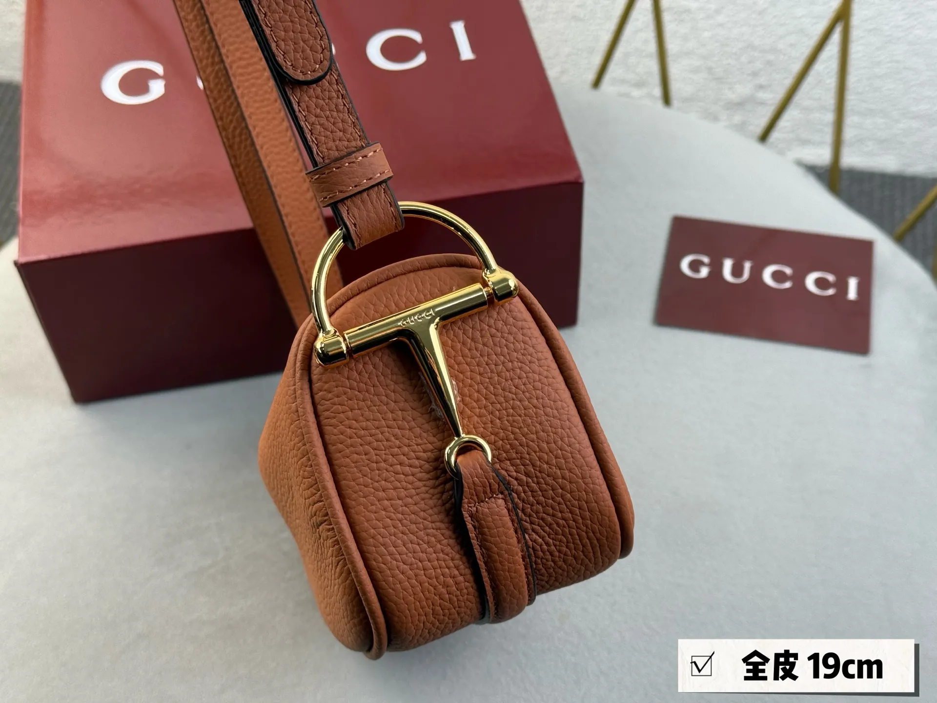 💰185 配盒 Gucci HaIf horsebit爆款手袋👜 这个新款包包一整个长在审美点上 半马衔扣也太会了吧 ~~ 低调又有辨识度 没有浮夸的logo却自带贵气 全皮材质 手感超棒 !size :19*9.5cm