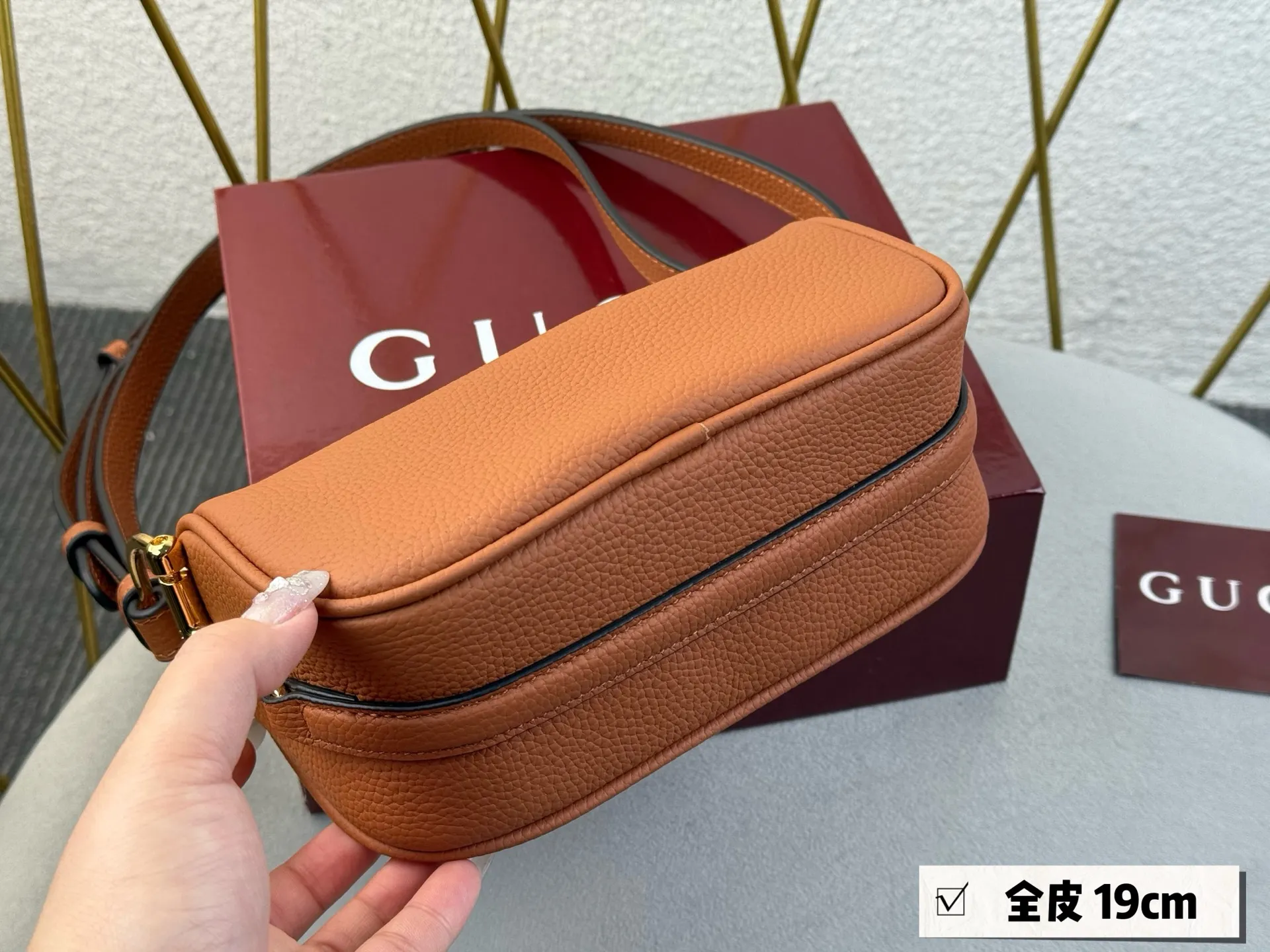 💰185 配盒 Gucci HaIf horsebit爆款手袋👜 这个新款包包一整个长在审美点上 半马衔扣也太会了吧 ~~ 低调又有辨识度 没有浮夸的logo却自带贵气 全皮材质 手感超棒 !size :19*9.5cm