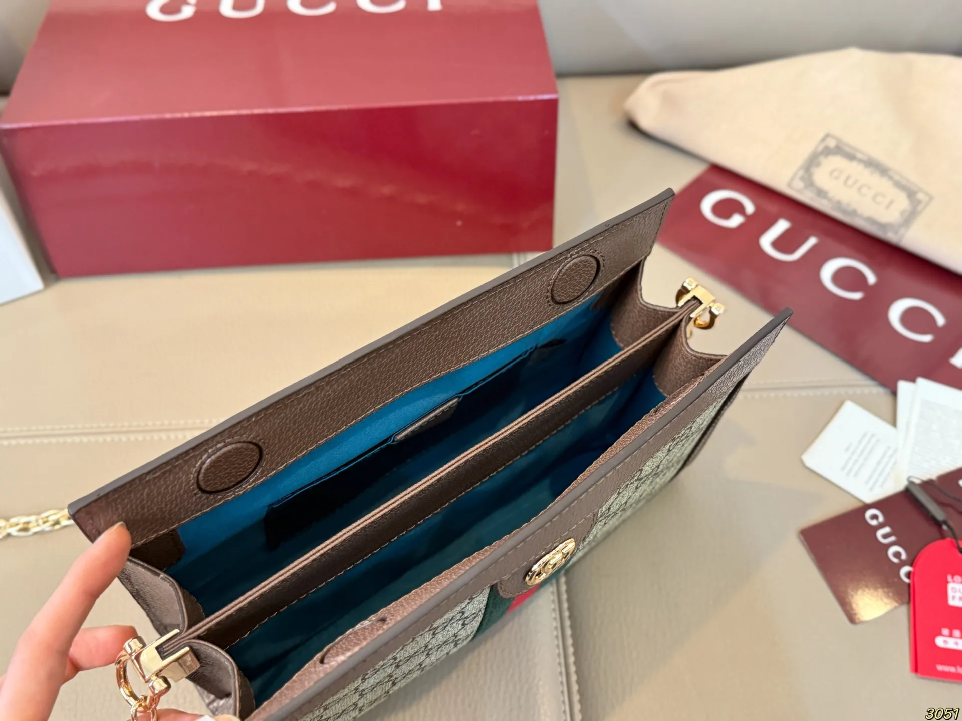 升级版本&yen;170/&yen;165飞机盒 原单专柜品质 夹子包 原版牛皮 原单顶级版 ｜Gucci Ophidia 夹子包 最新系列，链条包，配原版乌木色牛皮～这个款复古韵味特别浓，对版链条⛓，原版内里！上身效果也超赞，主要以精致特别的五金来提升整体质感。尺寸：25 16/19 14
