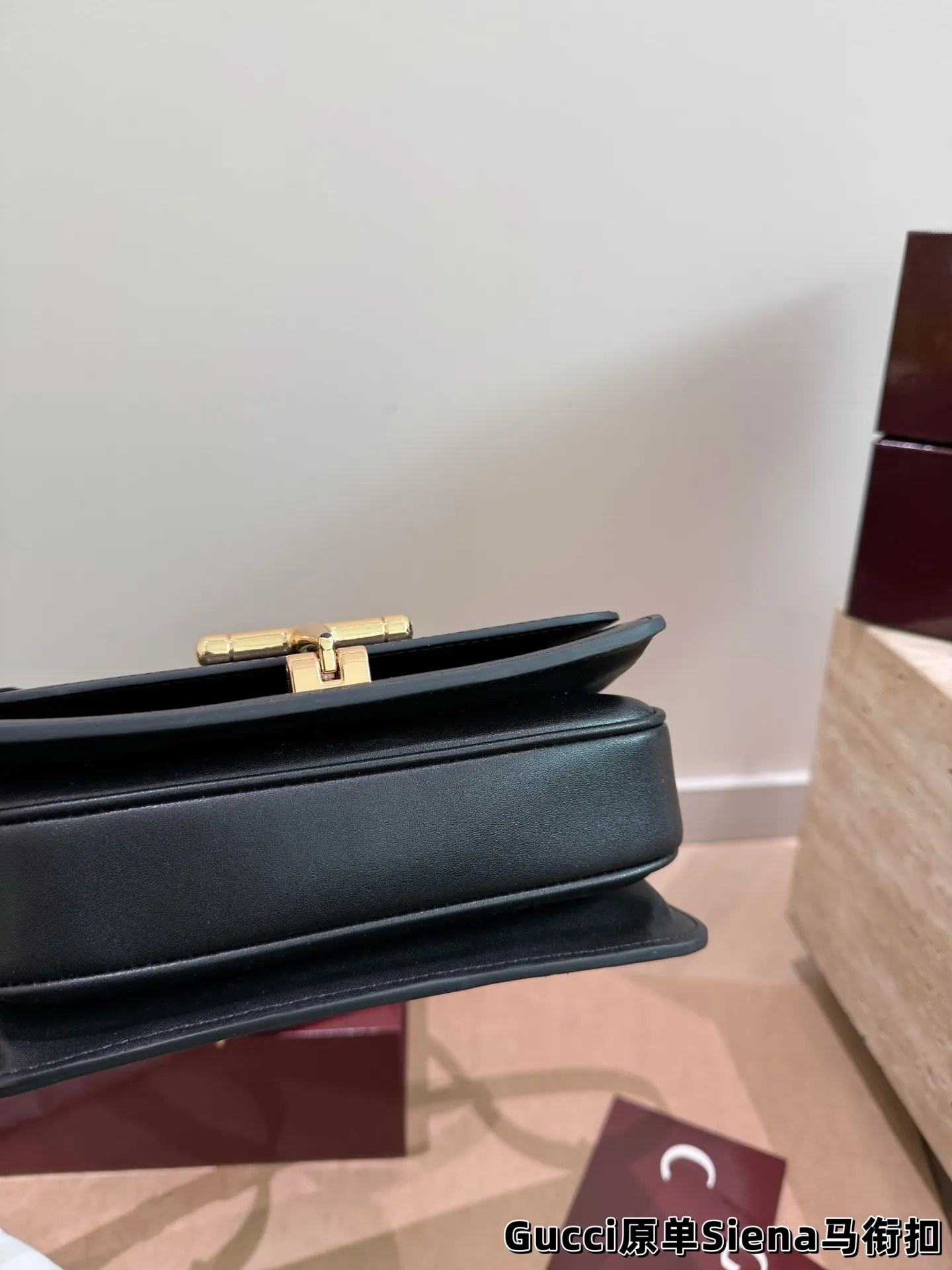 P200 原单 配盒 size：22.5*15cm Gucci Siena|邮差包 职场通勤的复古心动搭档 通勤穿搭的质感升级升级哦！ 少不了一只既复古又百搭的包 酒红色的新年战包哦！