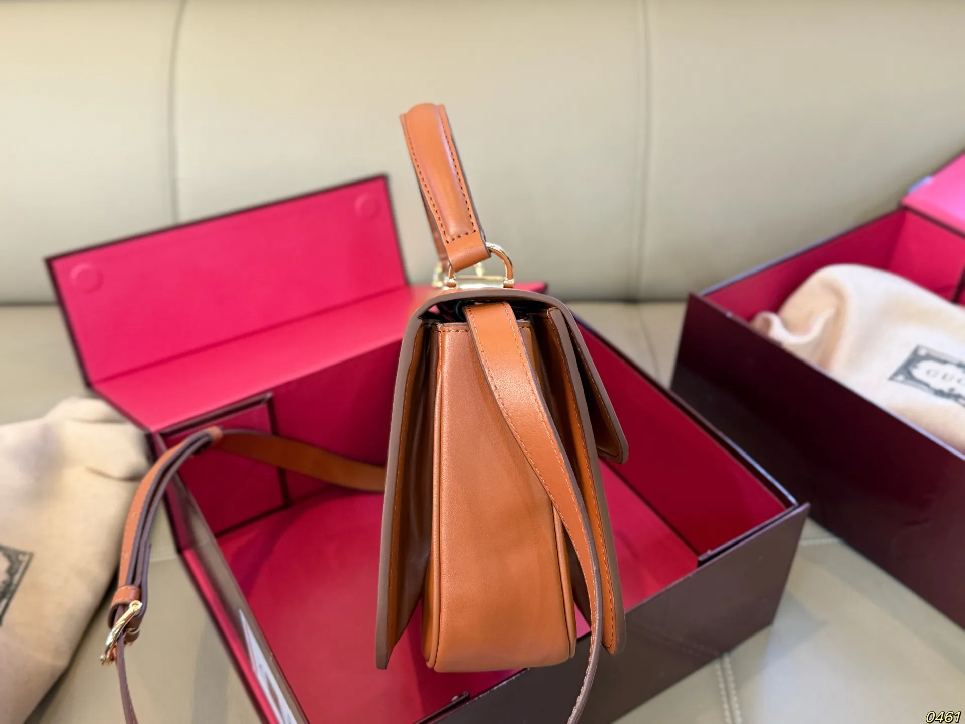 ¥175/¥170折叠盒 酷奇 Gucci Siena马街扣手提包 黑色皮革+金色配件,简约复古风满分!正面马街扣设计超有辨识度,细节精致。尺寸适中,手提斜挎都OK,通勤约会都能轻松驾驭。内部空间合理,日常必需品轻松收纳。皮革需定期保养,避免接触水分和高温,延长包包寿命哦~这款包真的很适合喜欢经典又实用的姐妹们! 尺寸:25 16/19 12